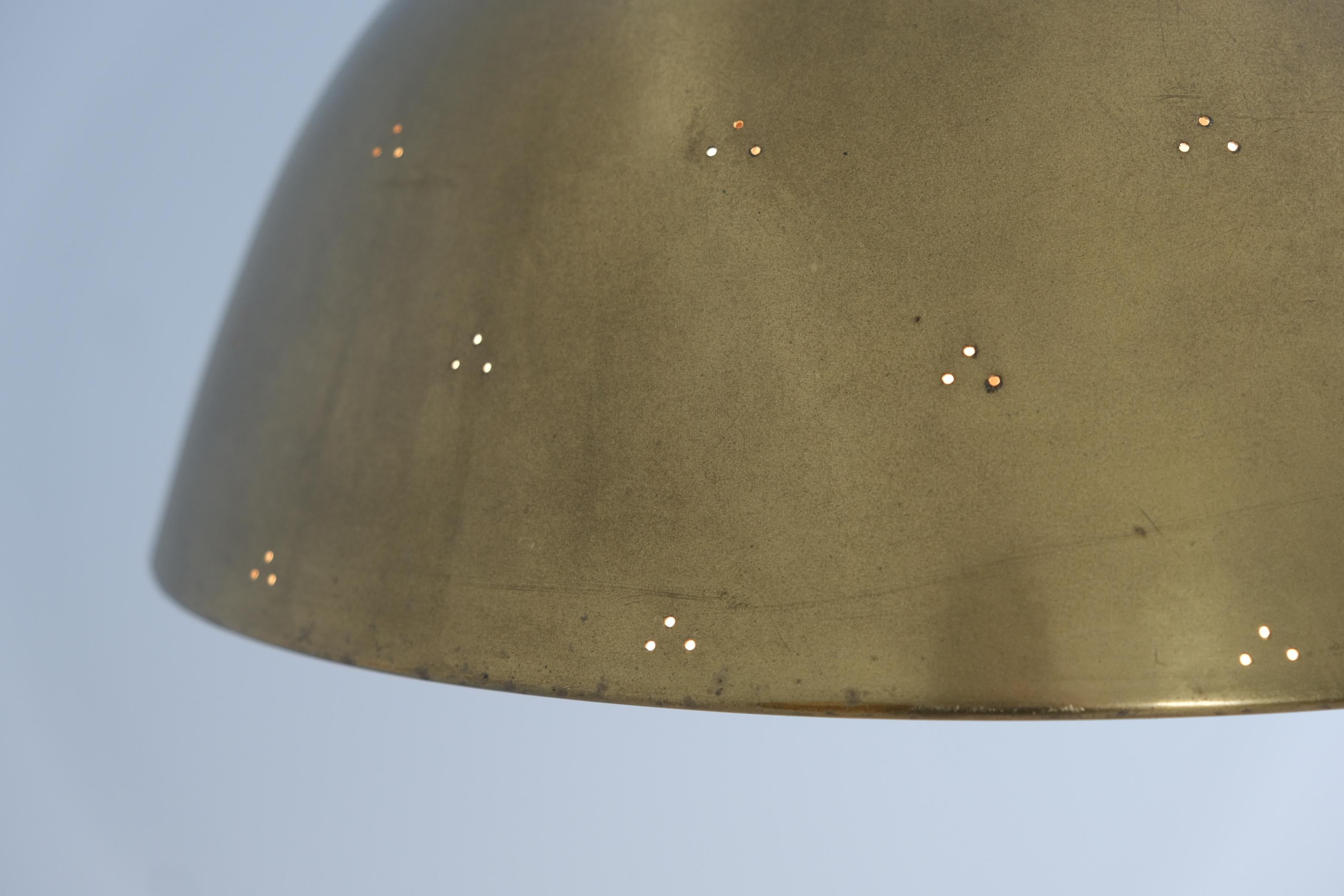 Paavo Tynell, Lampada da soffitto in ottone traforato modello 1953, Taito 1950s In condizioni buone in vendita a Helsinki, FI