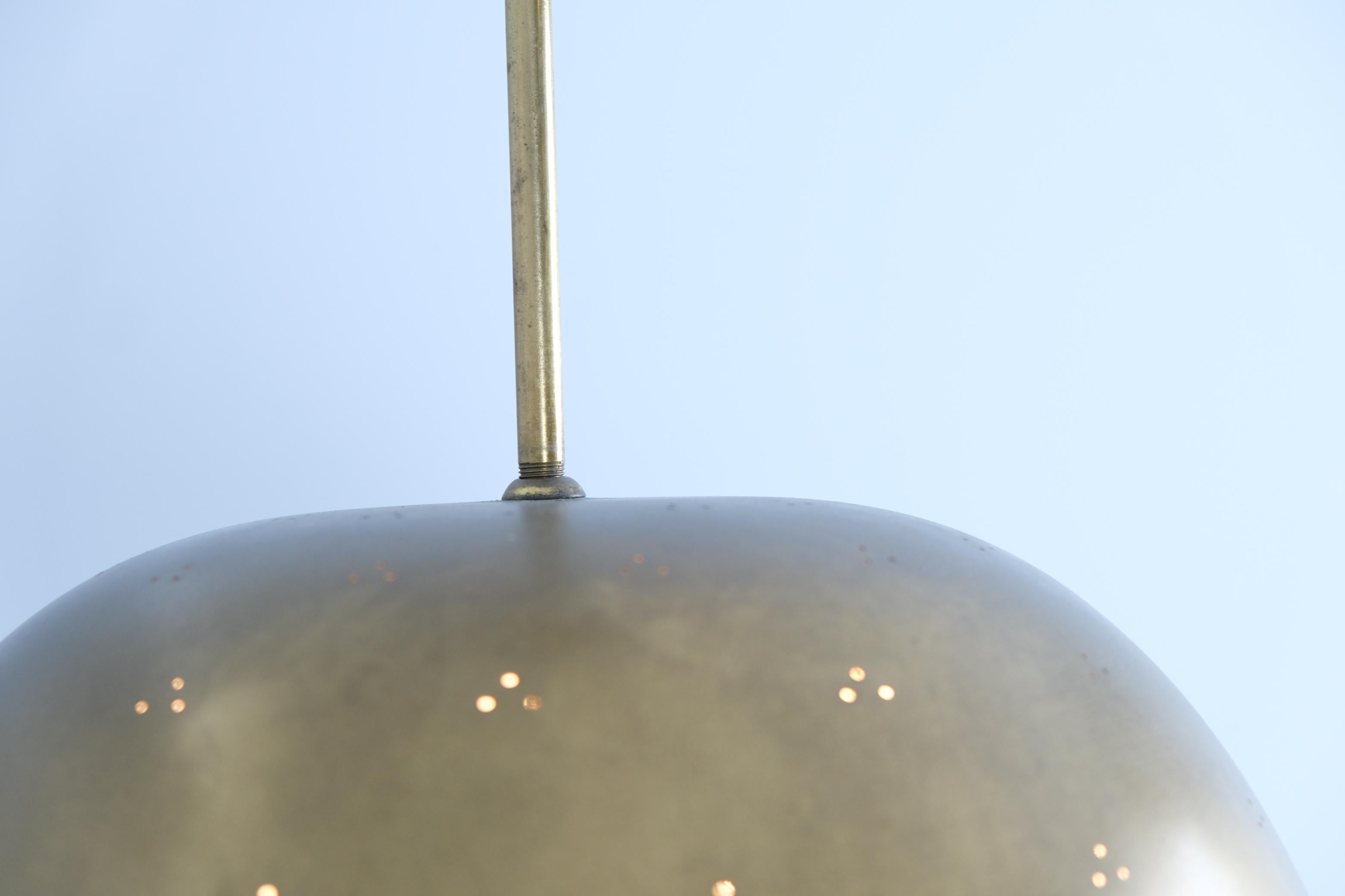 Metà XX secolo Paavo Tynell, Lampada da soffitto in ottone traforato modello 1953, Taito 1950s in vendita