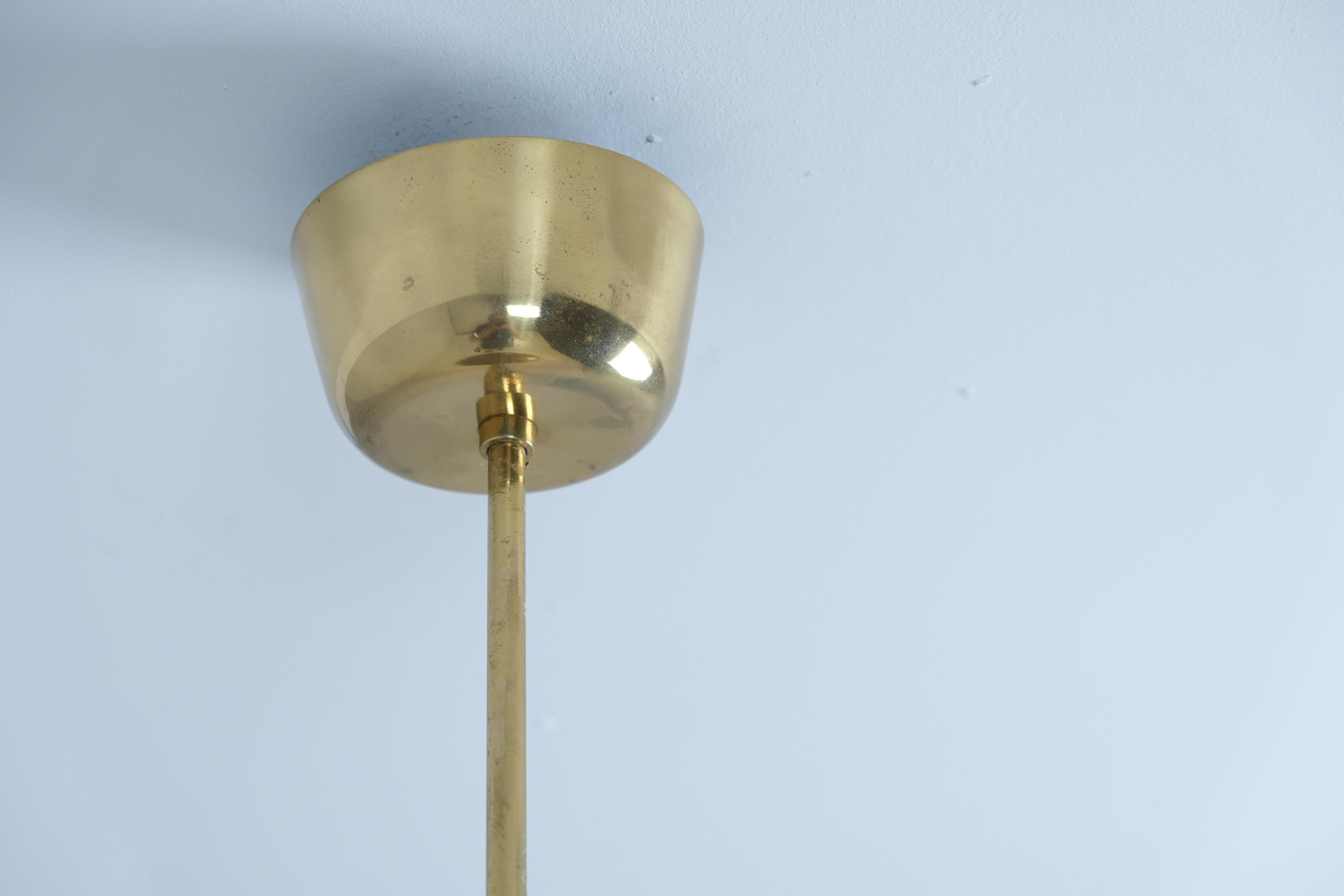Ottone Paavo Tynell, Lampada da soffitto in ottone traforato modello 1953, Taito 1950s in vendita