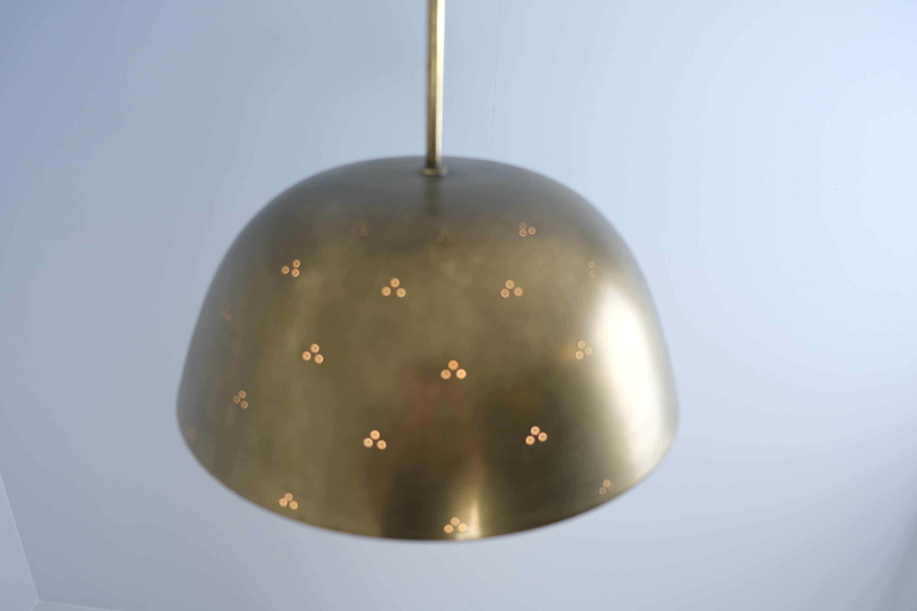 Paavo Tynell, Lampada da soffitto in ottone traforato modello 1953, Taito 1950s in vendita 1