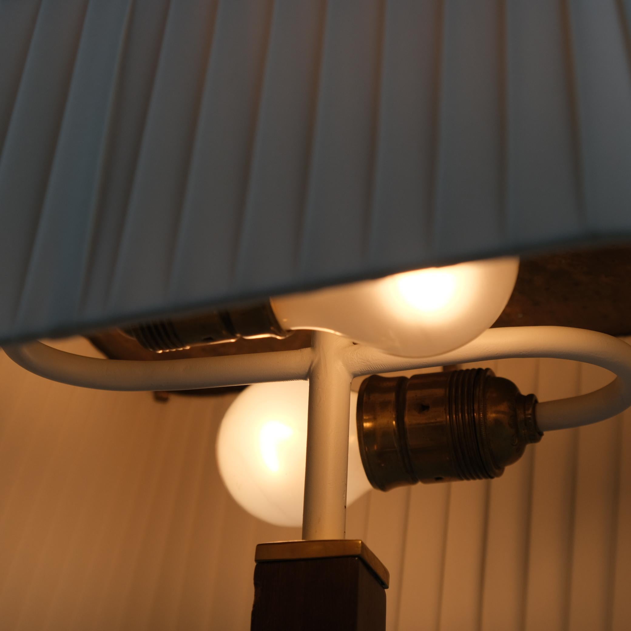 Lampe de table en laiton perforé, soie et bois, modèle 5066, Paavo Tynell, Taito, années 1950 en vente 3