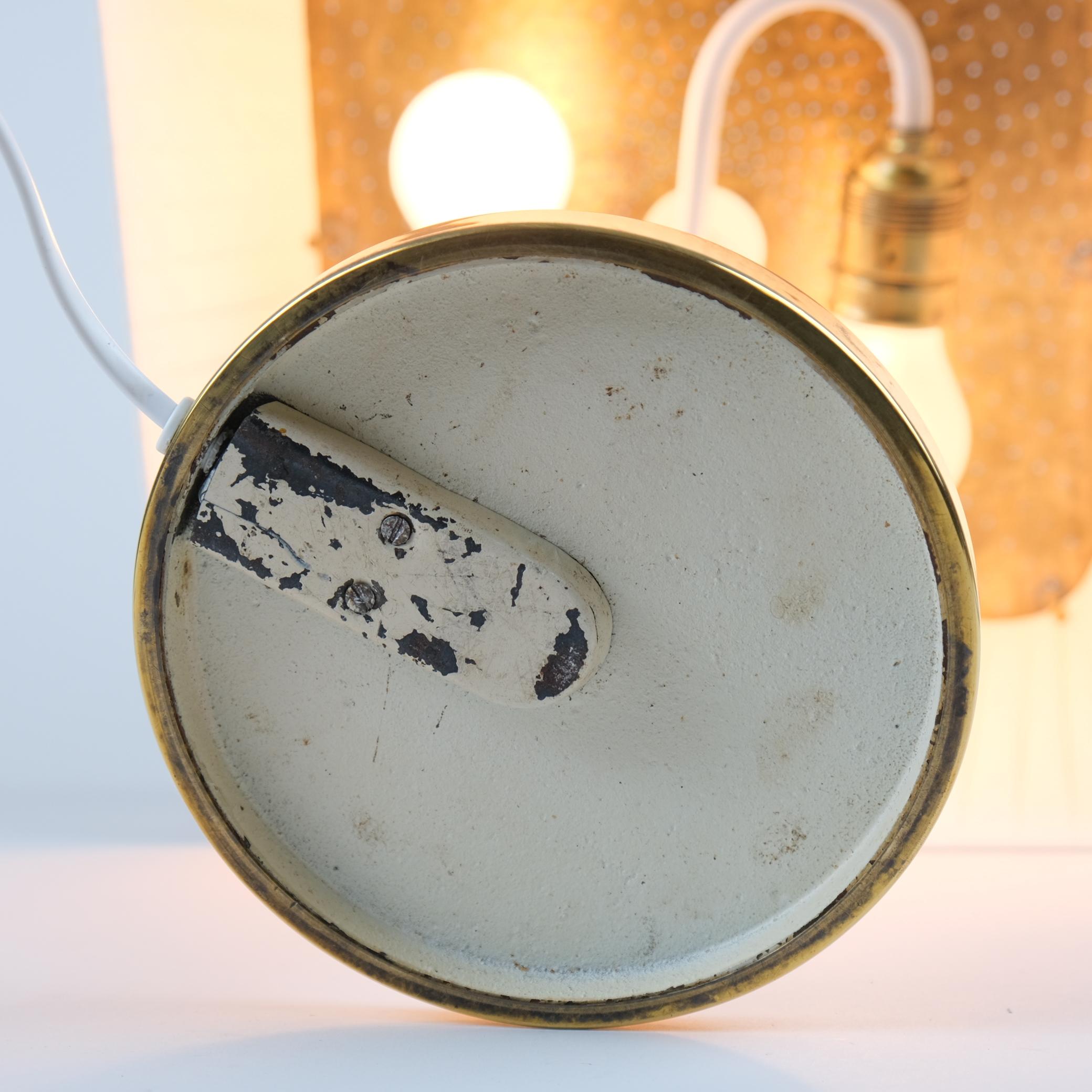 Lampe de table en laiton perforé, soie et bois, modèle 5066, Paavo Tynell, Taito, années 1950 en vente 4