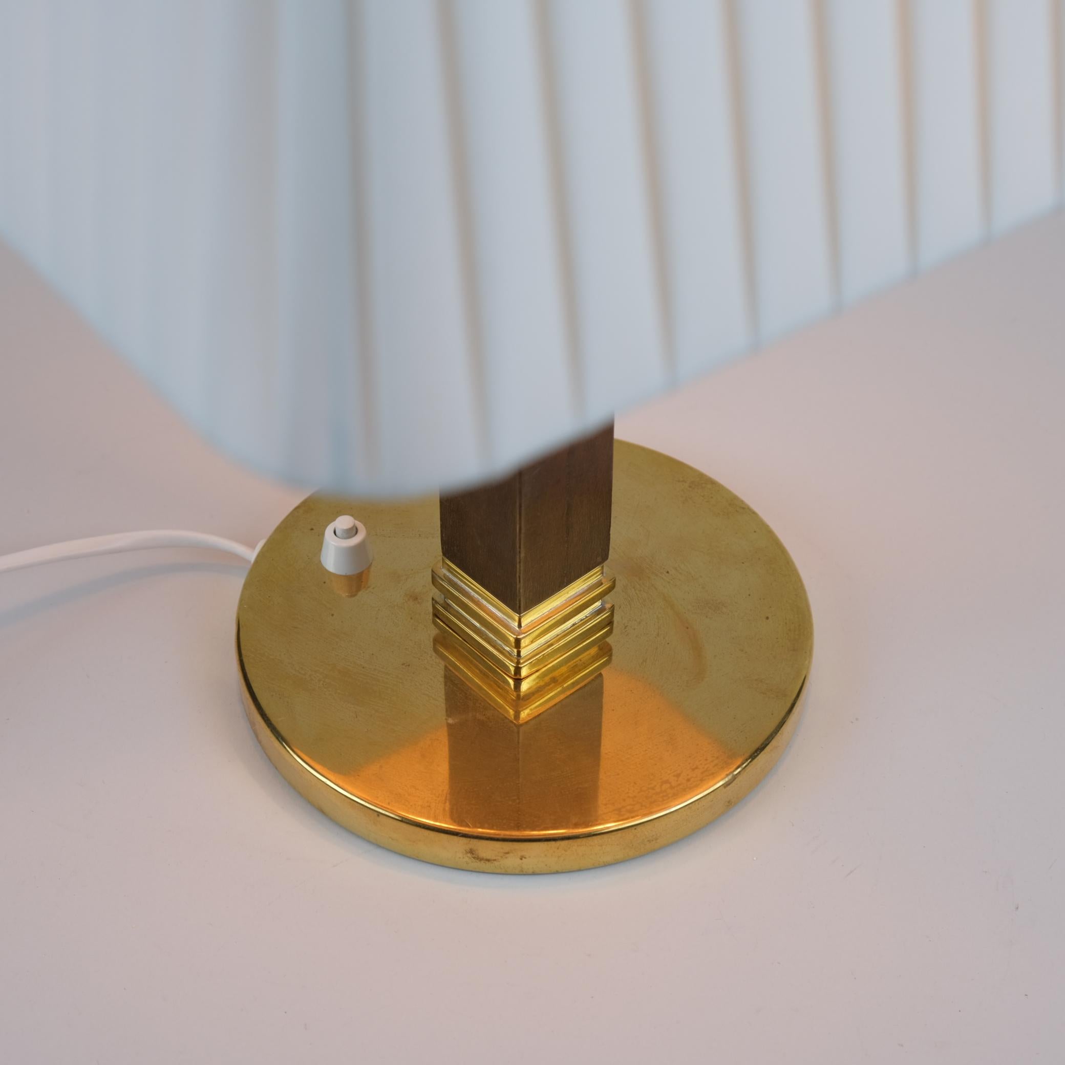 Finlandais Lampe de table en laiton perforé, soie et bois, modèle 5066, Paavo Tynell, Taito, années 1950 en vente