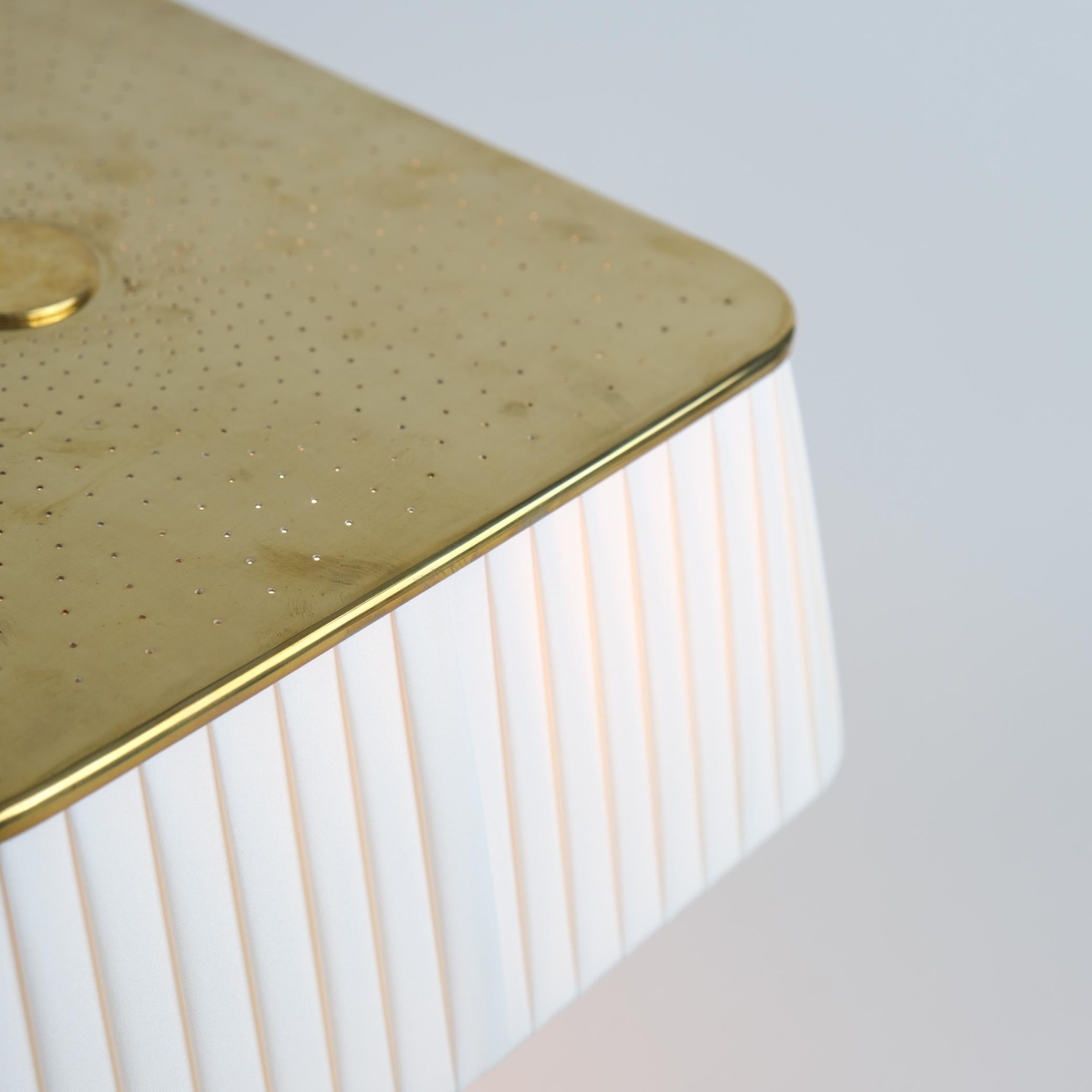Milieu du XXe siècle Lampe de table en laiton perforé, soie et bois, modèle 5066, Paavo Tynell, Taito, années 1950 en vente