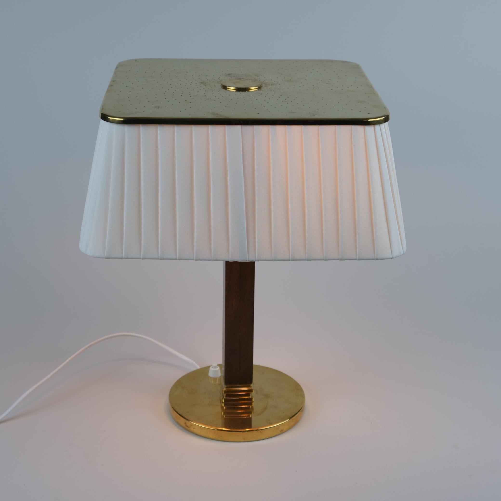 Laiton Lampe de table en laiton perforé, soie et bois, modèle 5066, Paavo Tynell, Taito, années 1950 en vente