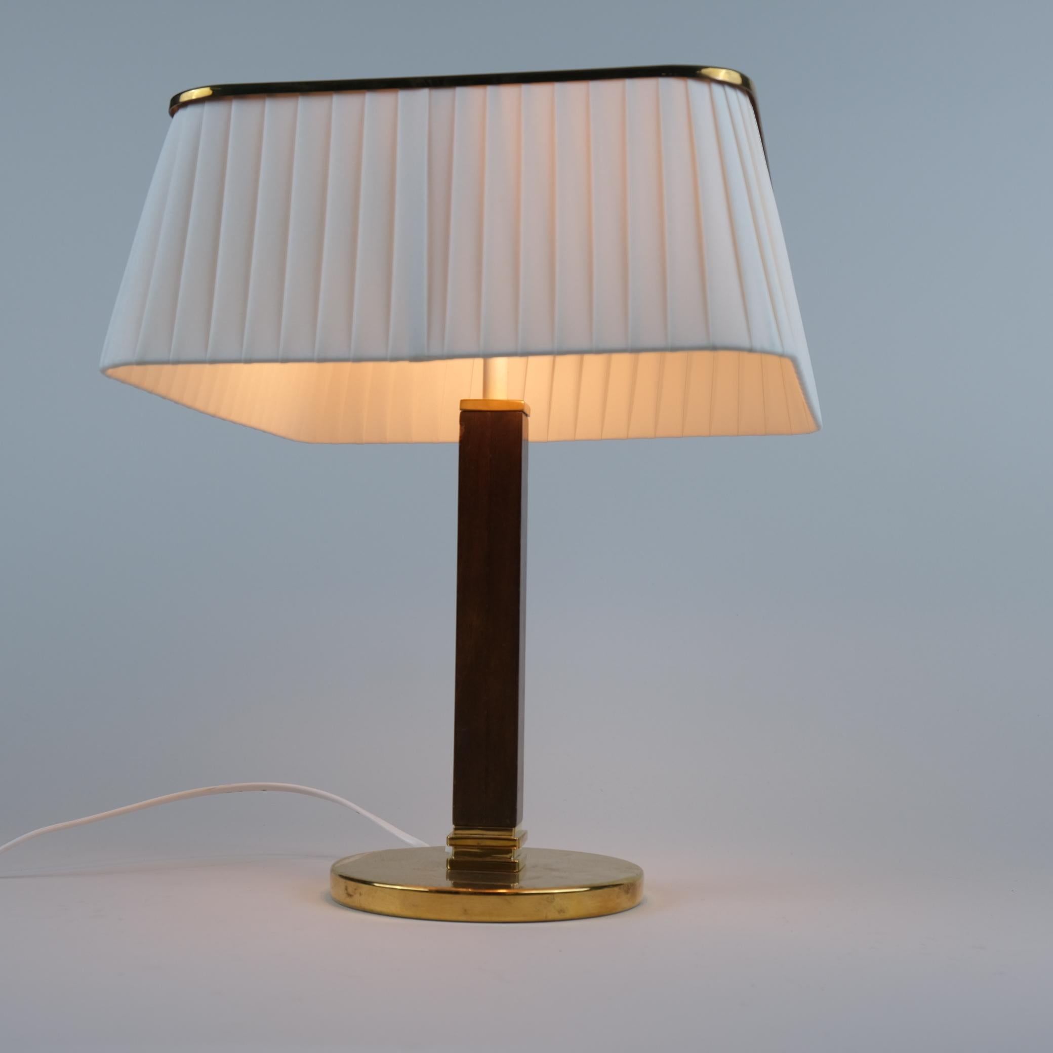 Lampe de table en laiton perforé, soie et bois, modèle 5066, Paavo Tynell, Taito, années 1950 en vente 1