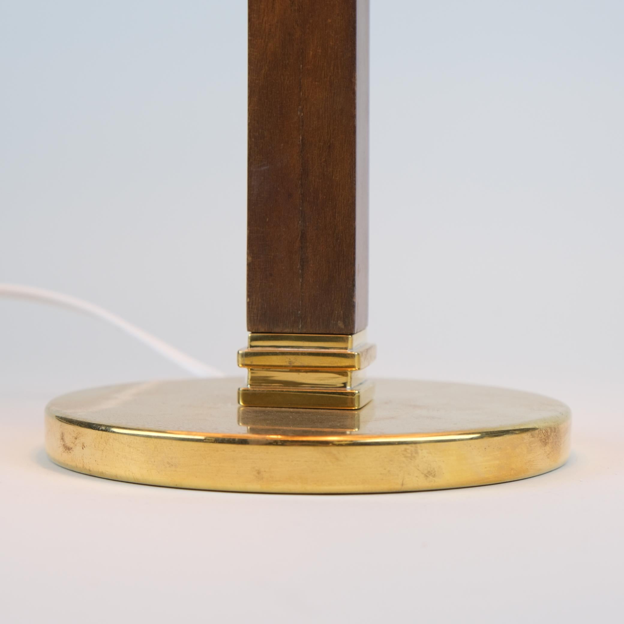 Lampe de table en laiton perforé, soie et bois, modèle 5066, Paavo Tynell, Taito, années 1950 en vente 2
