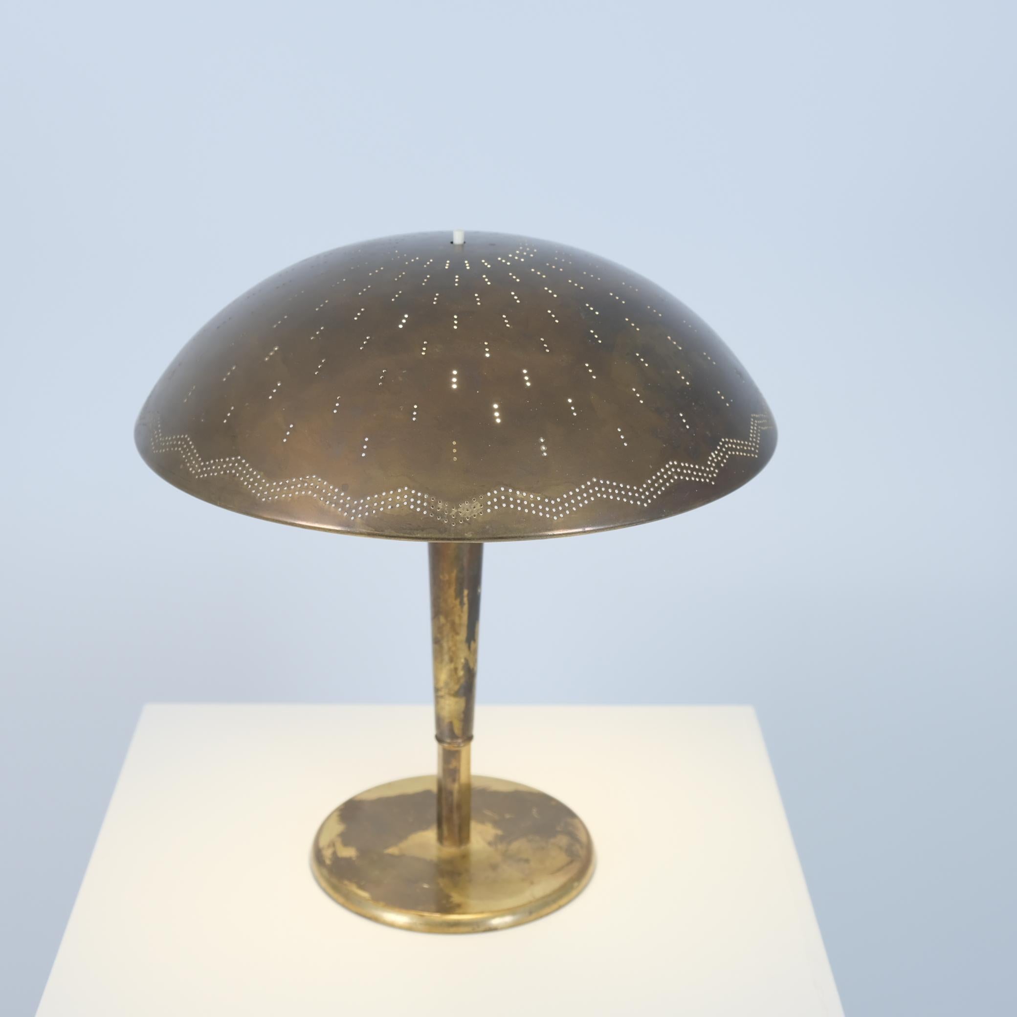 Très belle lampe de table Paavo Tynell modèle 5061 en laiton massif avec une superbe patine d'origine qui donne à la lampe un bel aspect brut. L'article peut être poli sur demande, mais nous vous recommandons de conserver la belle patine unique. La
