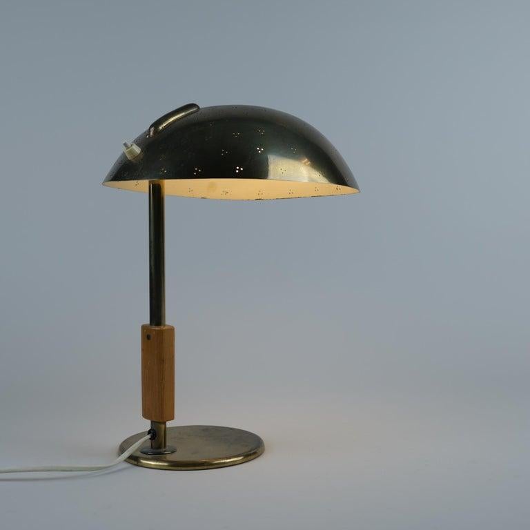 Scandinavian Modern Paavo Tynell Perforated Brass & Wooden Handle Table Lamp Model 9216, Taito 1950s For Sale