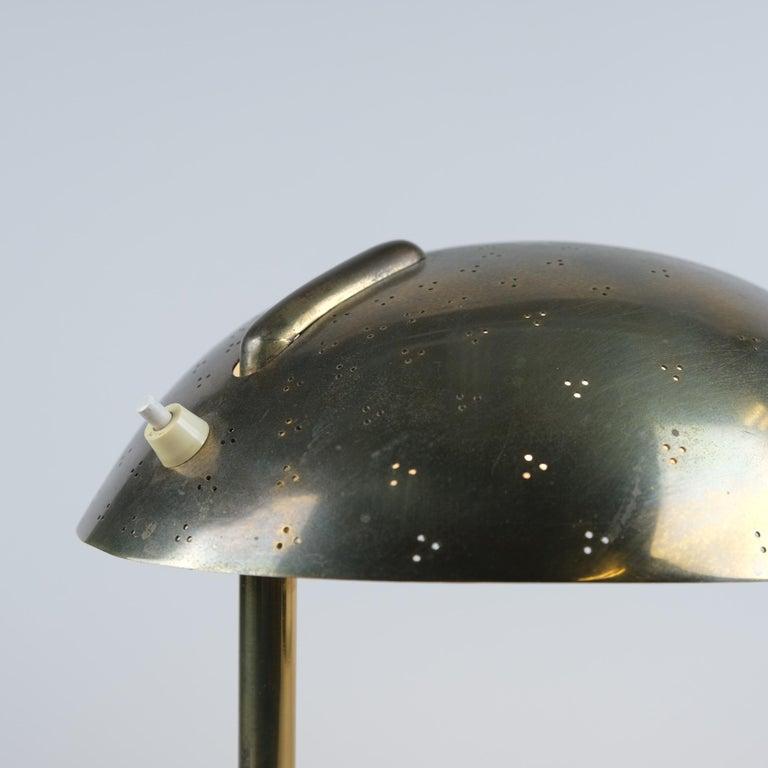 Paavo Tynell Perforated Brass & Wooden Handle Table Lamp Model 9216, Taito 1950s In Good Condition For Sale In Helsinki, FI
