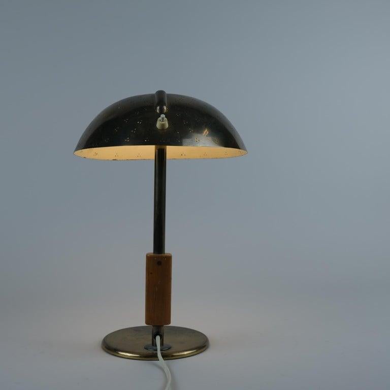 Paavo Tynell Perforated Brass & Wooden Handle Table Lamp Model 9216, Taito 1950s For Sale 1