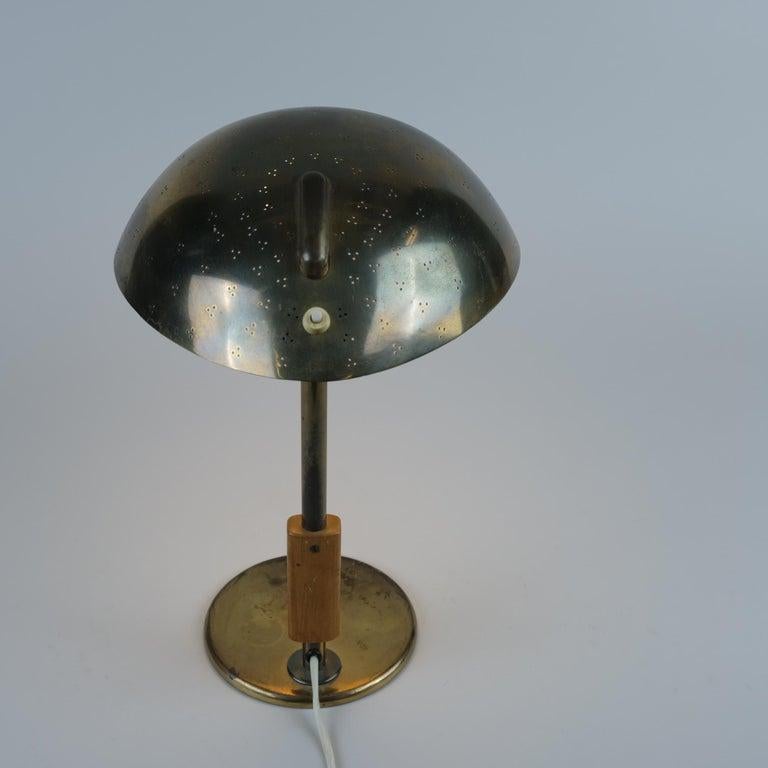 Paavo Tynell Perforated Brass & Wooden Handle Table Lamp Model 9216, Taito 1950s For Sale 2