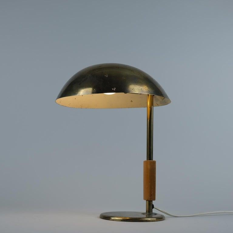 Paavo Tynell Perforated Brass & Wooden Handle Table Lamp Model 9216, Taito 1950s For Sale 3