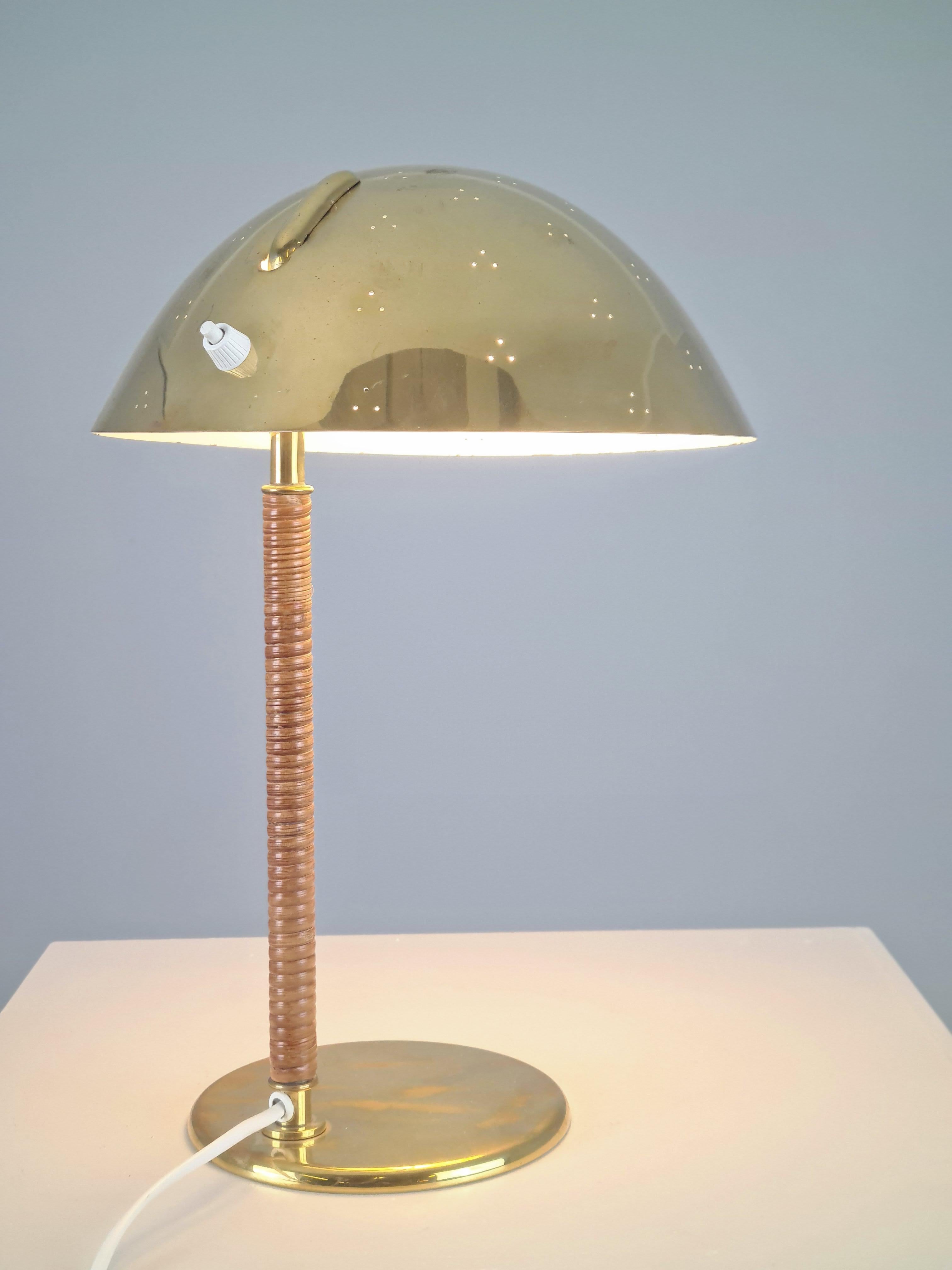 Paavo Tynell Lampe de table Kypärä à casque perforé Modèle 9209 Laiton et rotin Années 1950 en vente 5