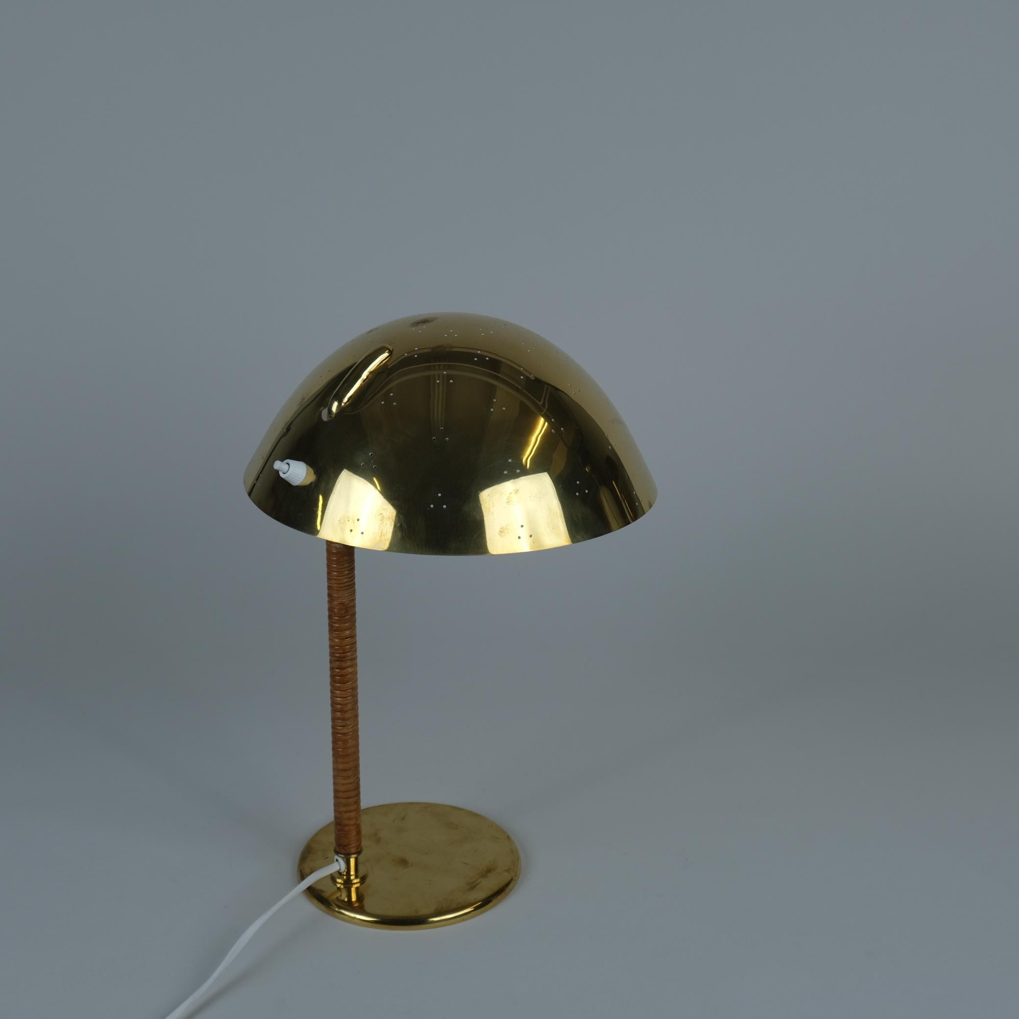 L'un des designs les plus emblématiques de la lampe de table Tynell. Cette grande et élégante lampe de table, surnommée 
