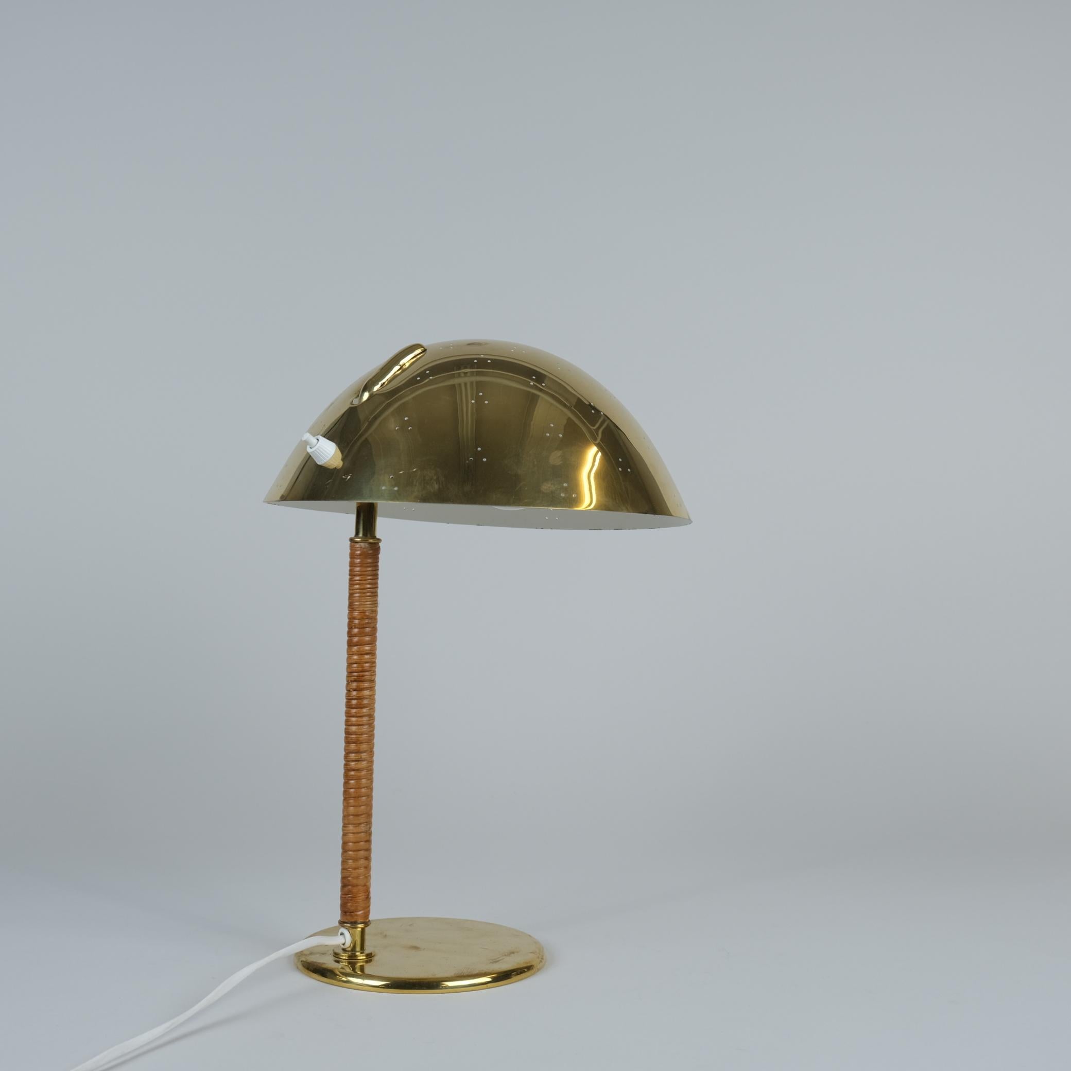 Scandinave moderne Paavo Tynell Lampe de table Kypärä à casque perforé Modèle 9209 Laiton et rotin Années 1950 en vente