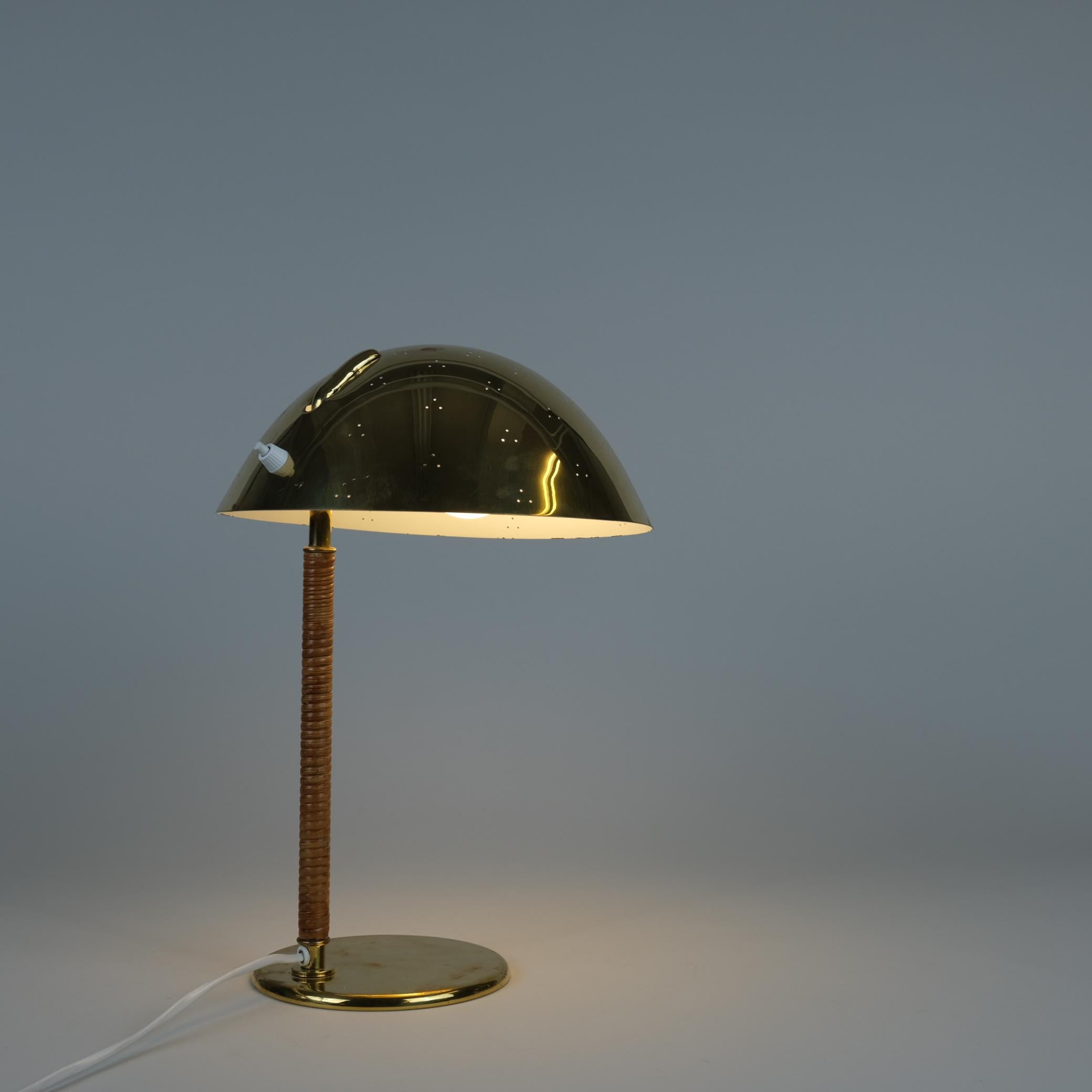 Finlandais Paavo Tynell Lampe de table Kypärä à casque perforé Modèle 9209 Laiton et rotin Années 1950 en vente