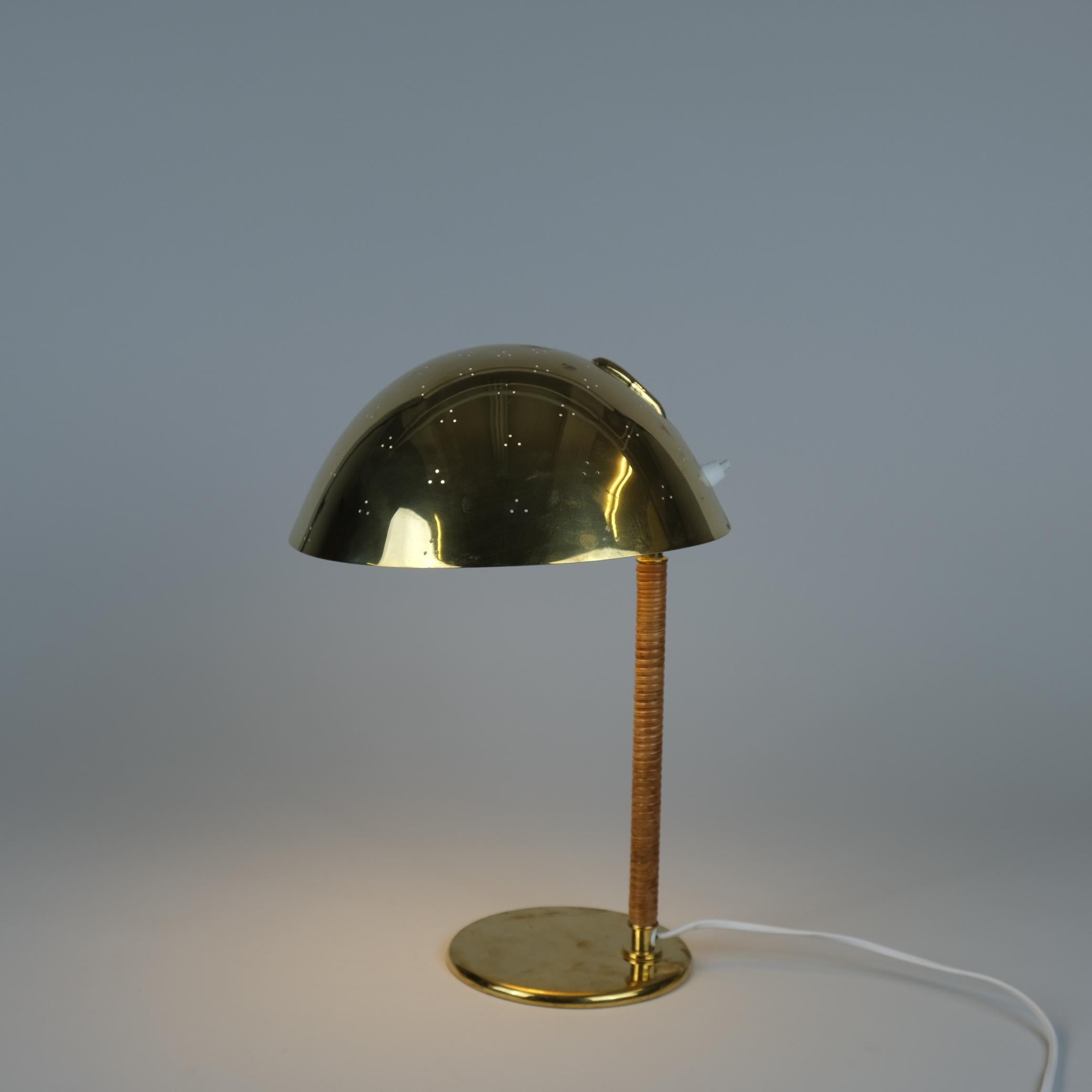 Paavo Tynell Lampe de table Kypärä à casque perforé Modèle 9209 Laiton et rotin Années 1950 Bon état - En vente à Helsinki, FI