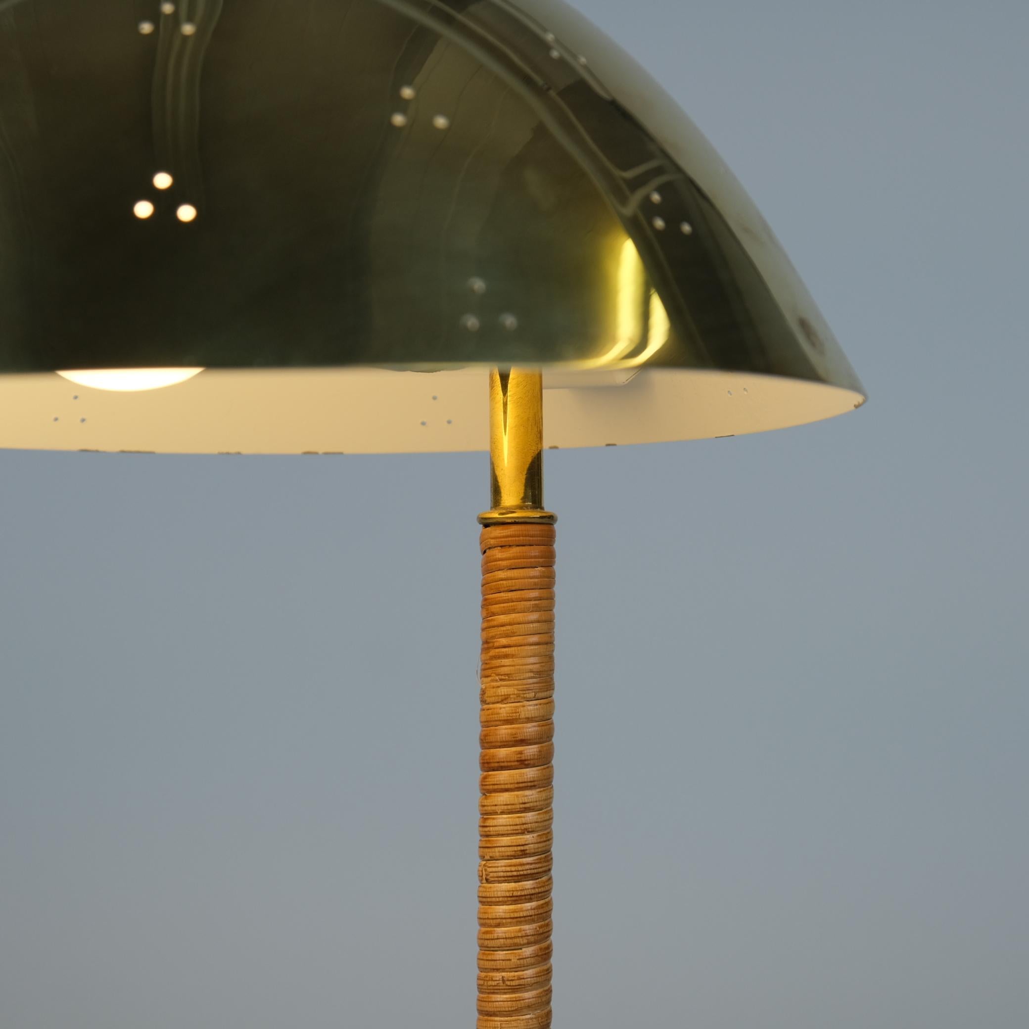 Paavo Tynell Lampe de table Kypärä à casque perforé Modèle 9209 Laiton et rotin Années 1950 en vente 1