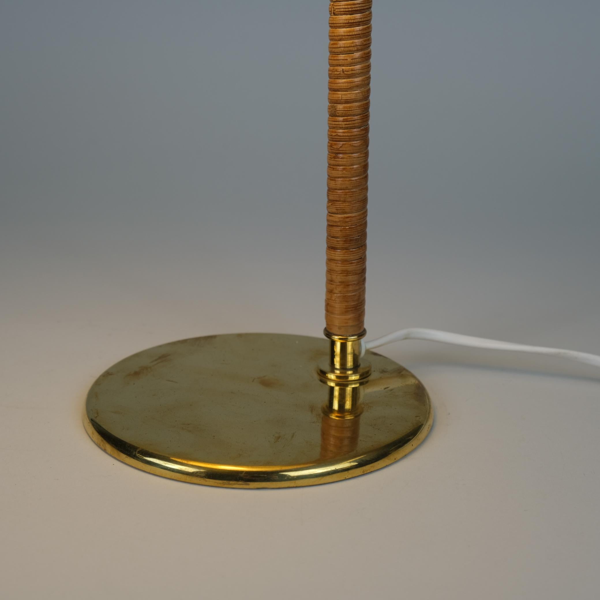 Paavo Tynell Lampe de table Kypärä à casque perforé Modèle 9209 Laiton et rotin Années 1950 en vente 2