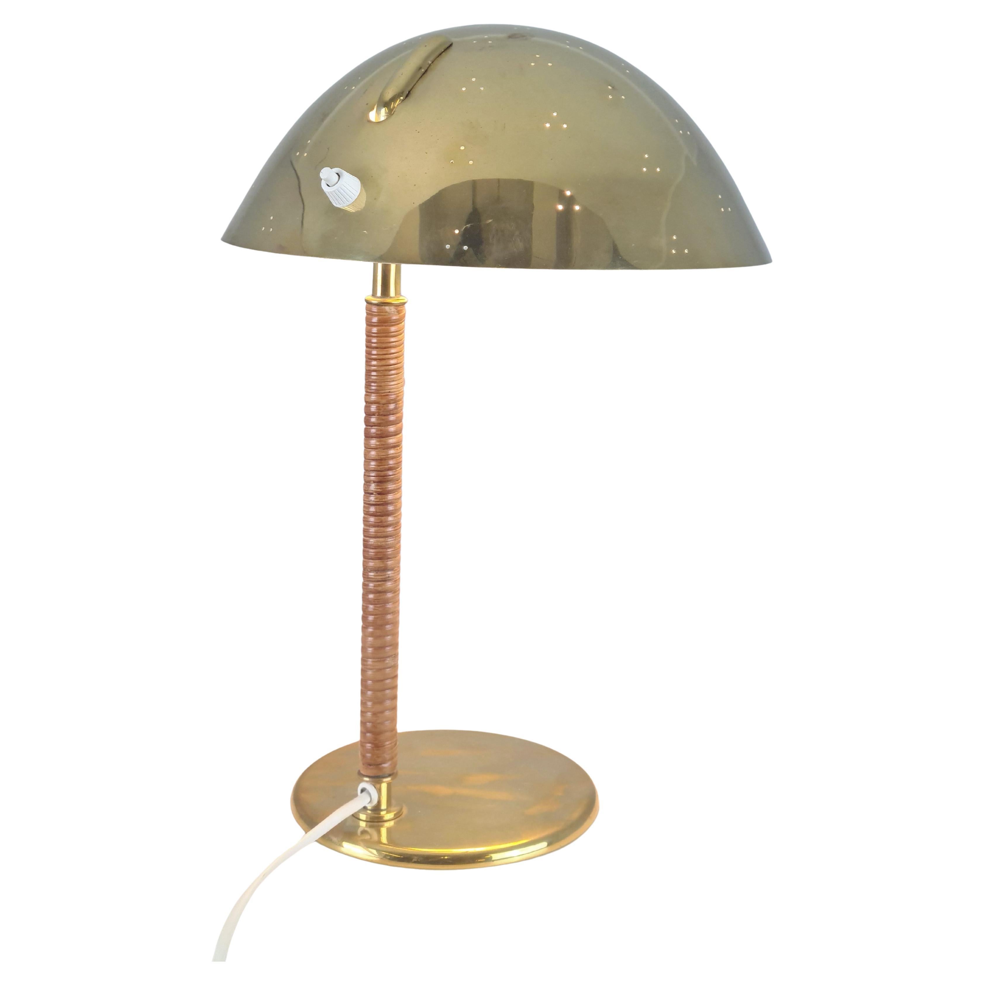 Paavo Tynell Lampe de table Kypärä à casque perforé Modèle 9209 Laiton et rotin Années 1950 en vente