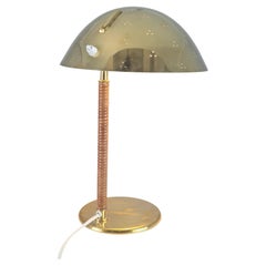 Paavo Tynell Perforierter Helm Kypärä Tischlampe Modell 9209 Messing & Rattan 1950er Jahre