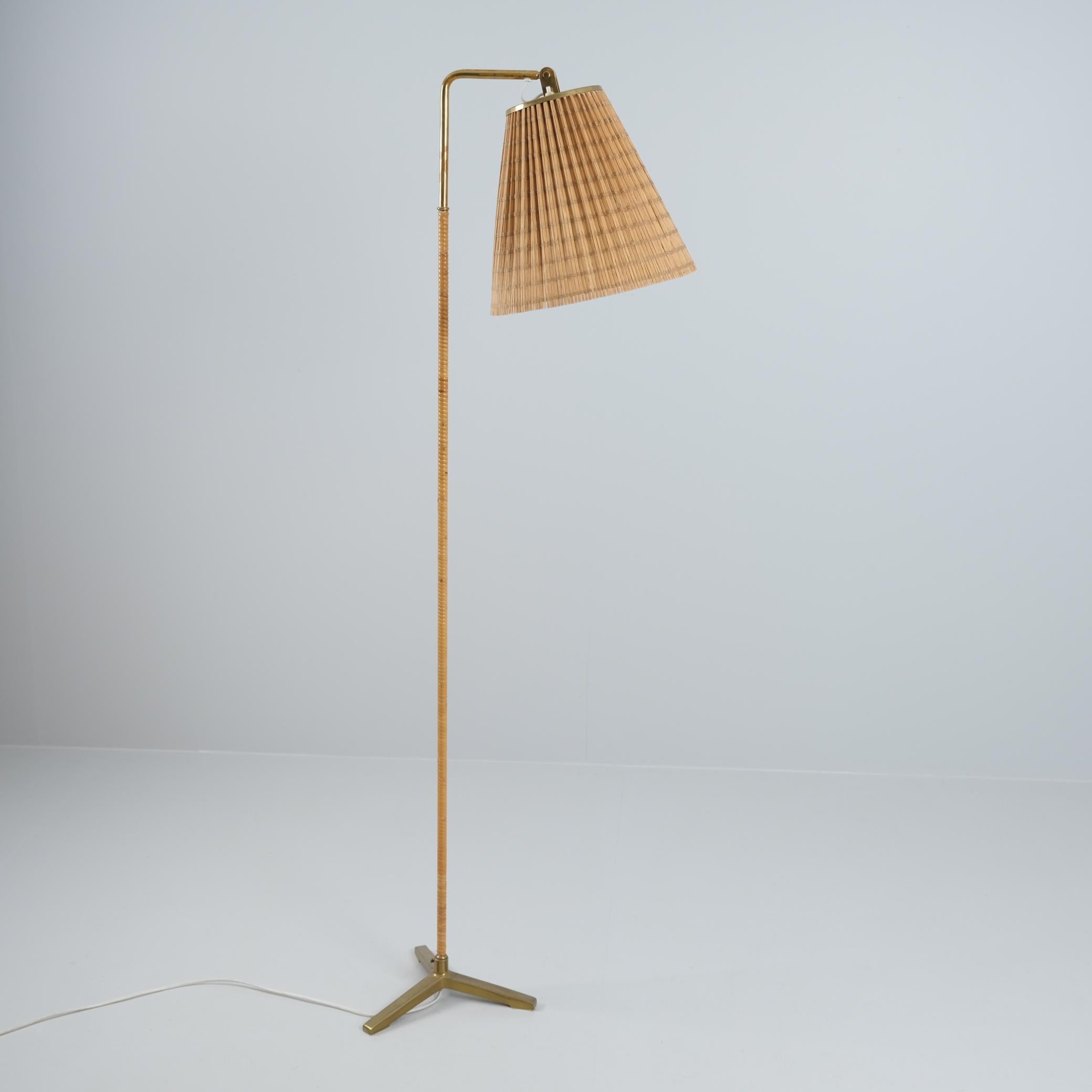 Lampadaire 'Propeller' modèle 9631 en laiton et rotin, Paavo Tynell, Taito années 1950 en vente 1