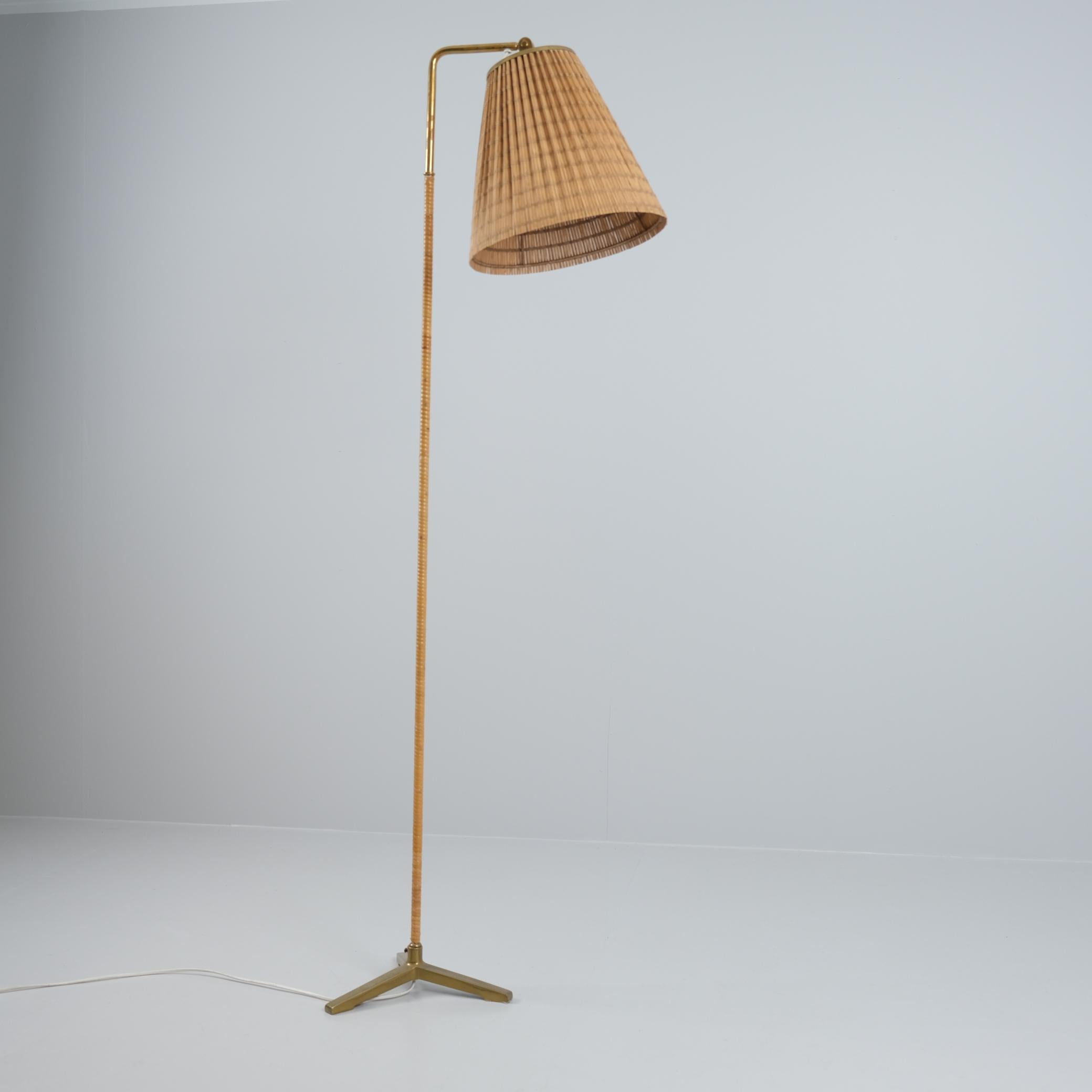 Lampadaire 'Propeller' modèle 9631 en laiton et rotin, Paavo Tynell, Taito années 1950 en vente 2