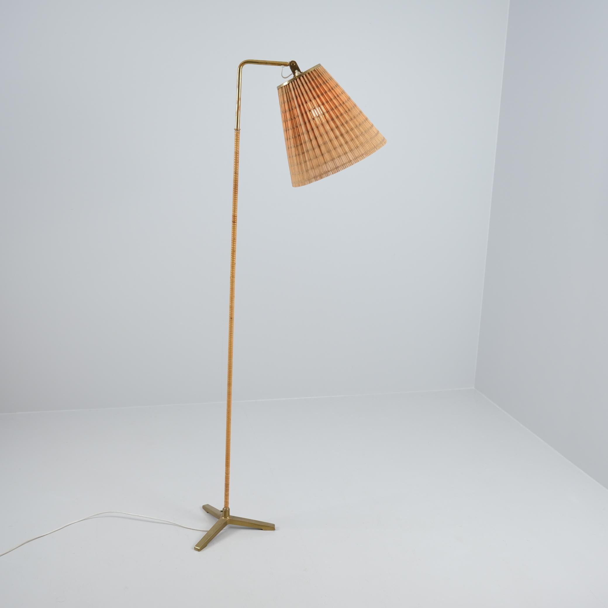 Una lámpara de pie muy rara y una de las más bonitas de Paavo Tynell. Esta lámpara modelo 9631 obtuvo su apodo de hélice por la forma de la pata. Está en perfecto estado original de los años 50, salvo los cables y la pantalla, que se han cambiado.