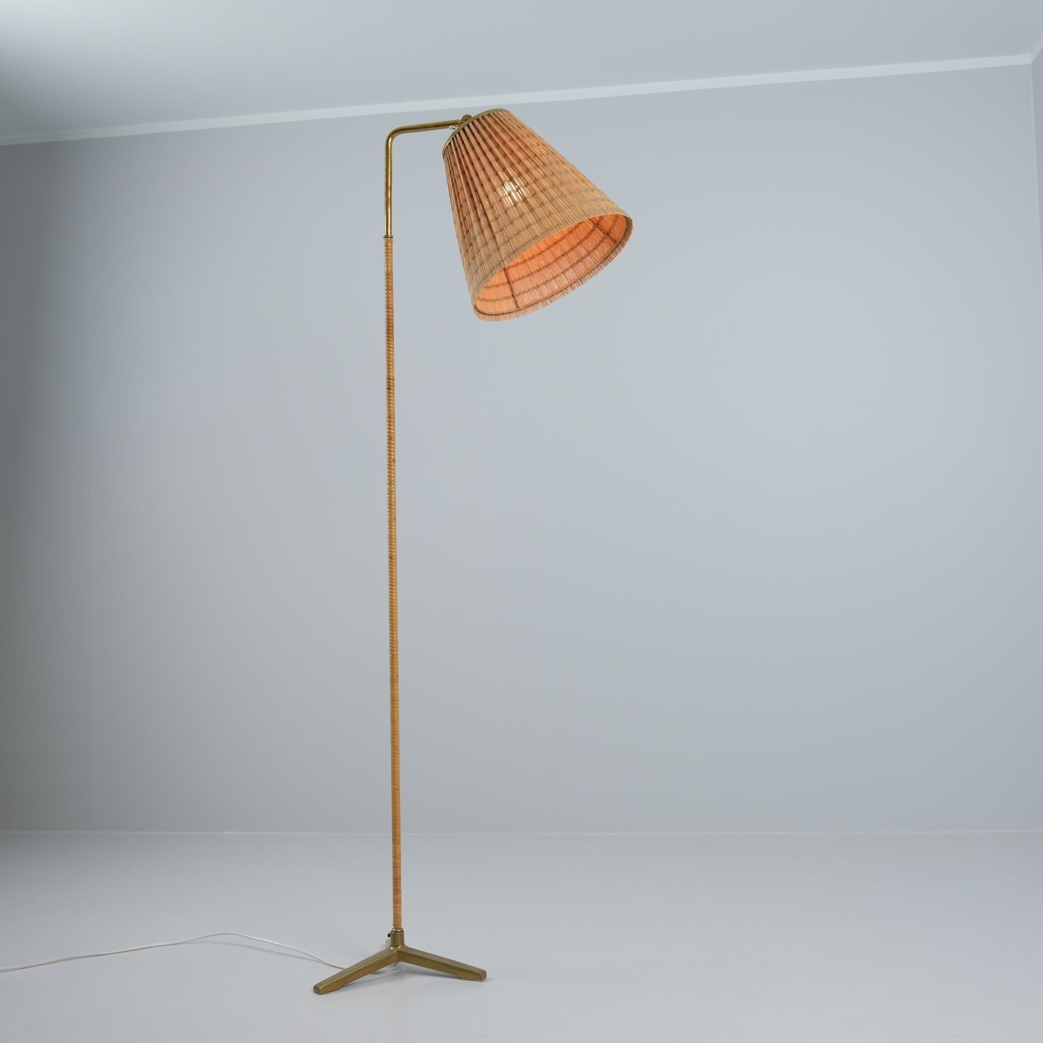 Scandinave moderne Lampadaire 'Propeller' modèle 9631 en laiton et rotin, Paavo Tynell, Taito années 1950 en vente