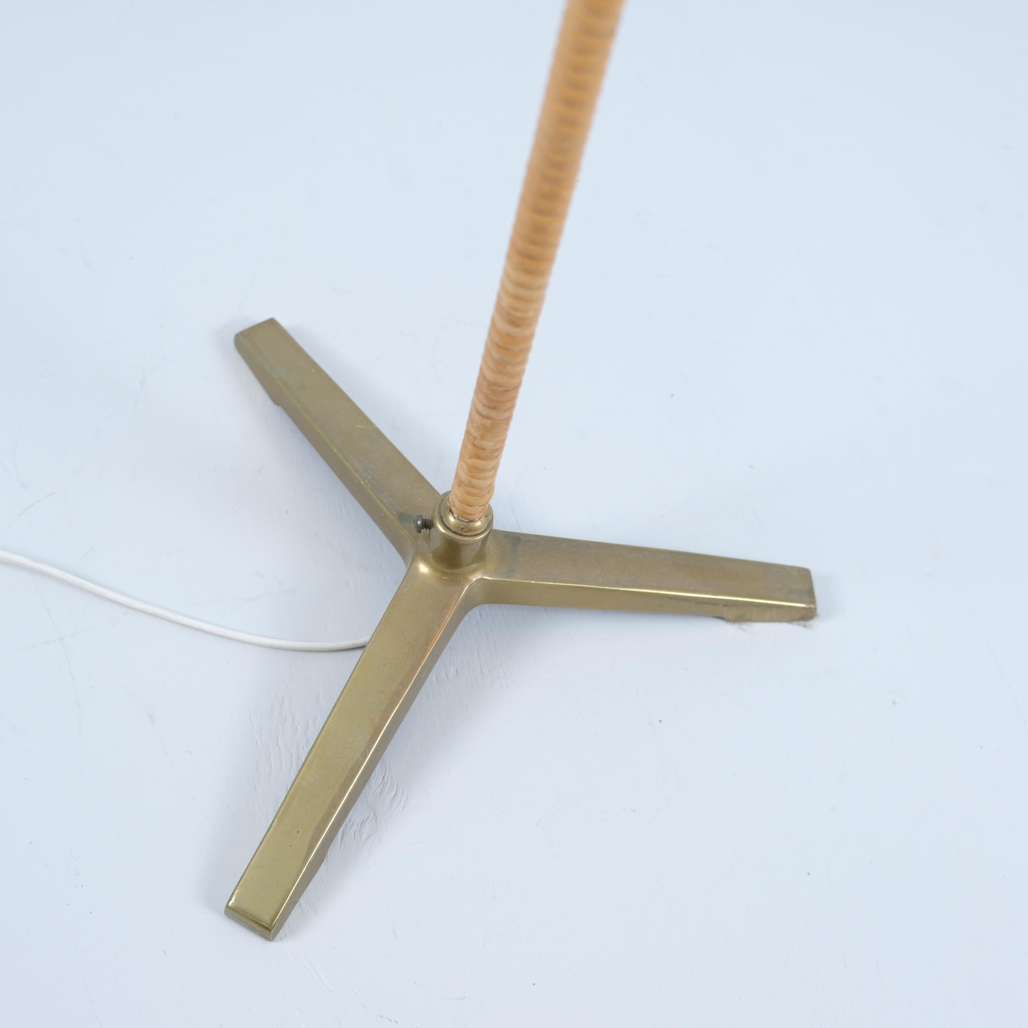 Finlandais Lampadaire 'Propeller' modèle 9631 en laiton et rotin, Paavo Tynell, Taito années 1950 en vente