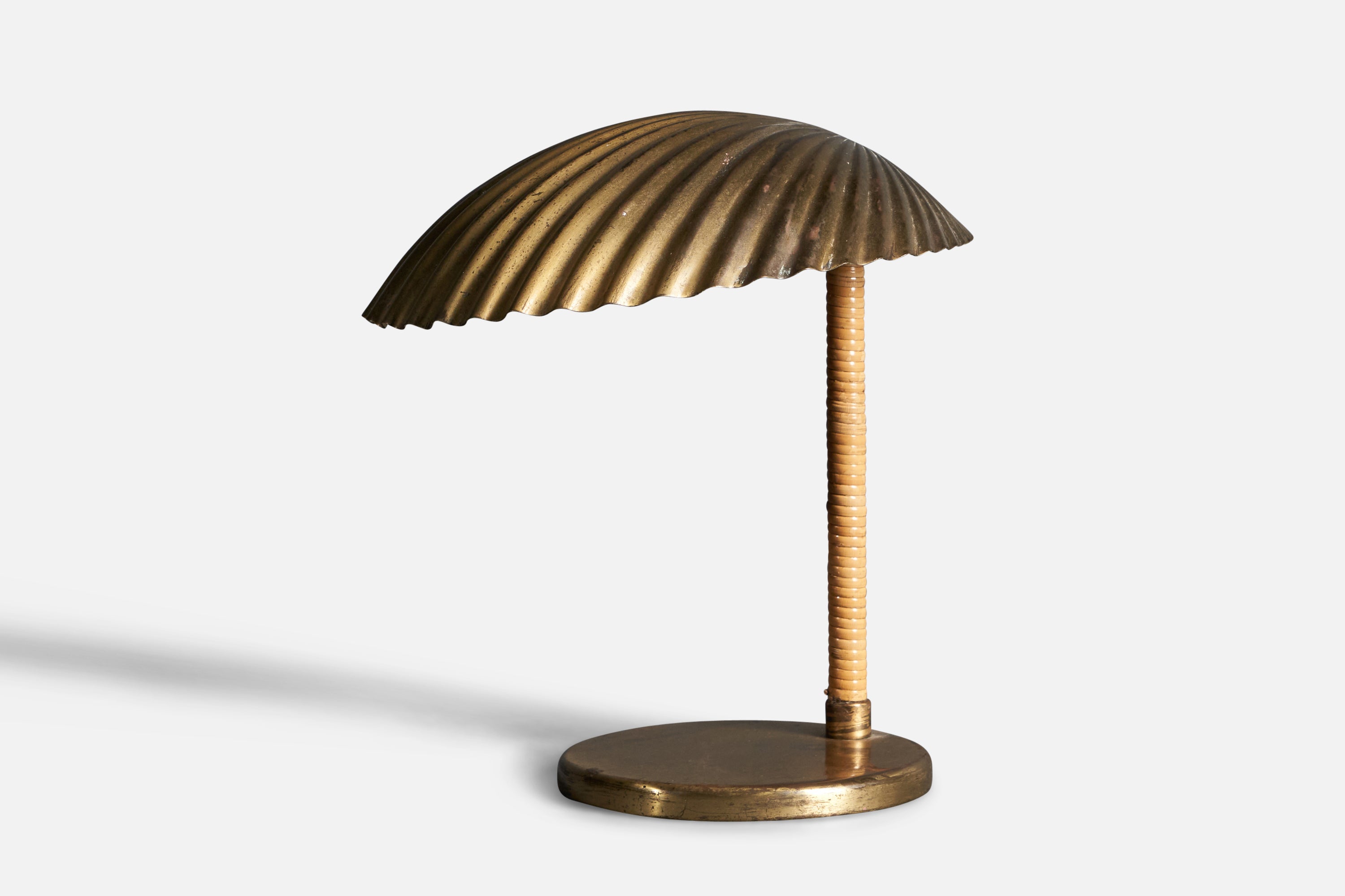Paavo Tynell, Rare "Simpukka" Table / Desk Lamp, Brass, Cane, Taito OY For Sale