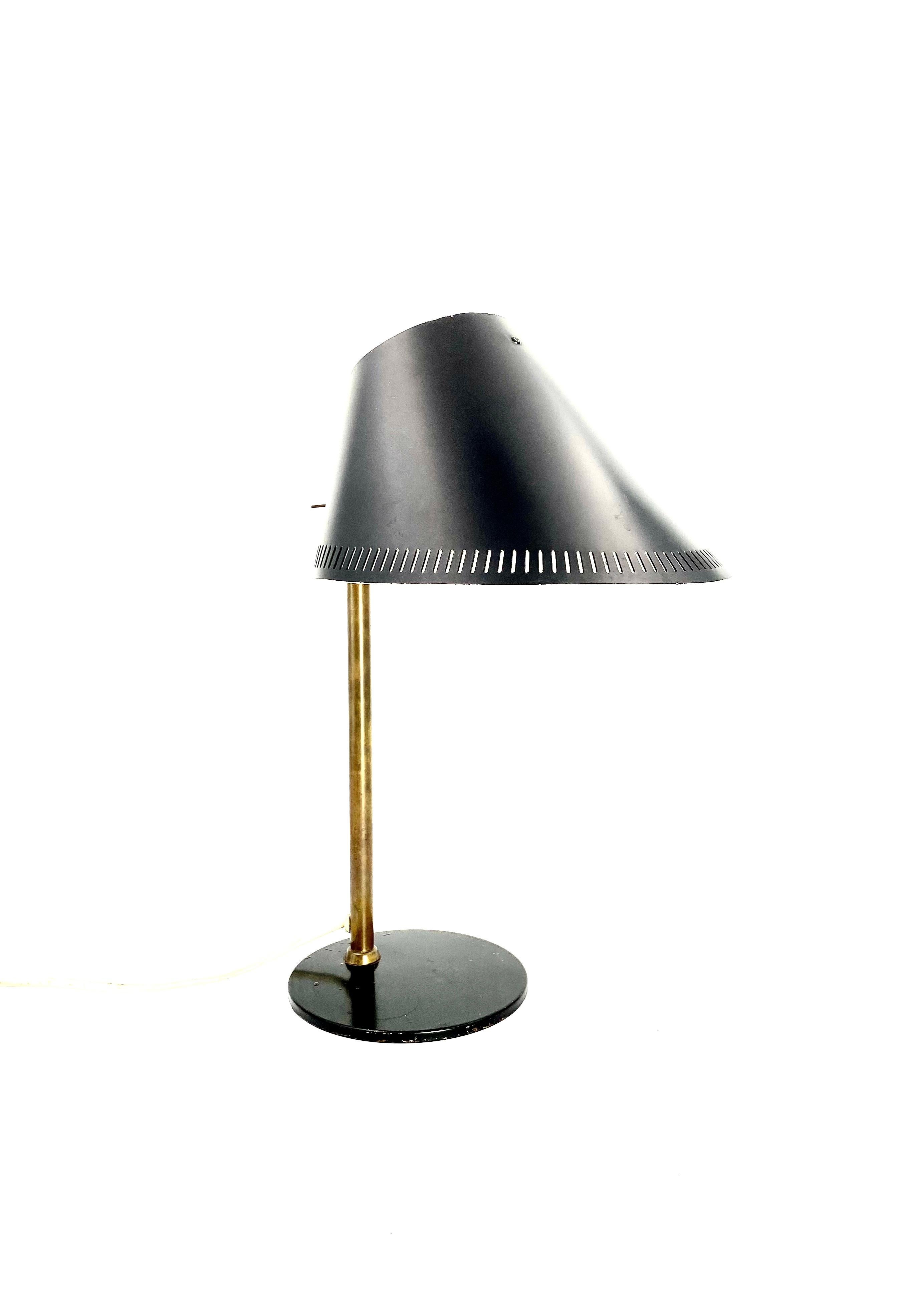 Rare lampe de table en laiton mod. 9227, conçue par Paavo Tynell pour Taito et Idman, Finlande, 1958 circa

Icone du design finlandais exécutée en laiton et en aluminium et métal noir. Conserver le cachet original du fabricant Idman.

Laiton