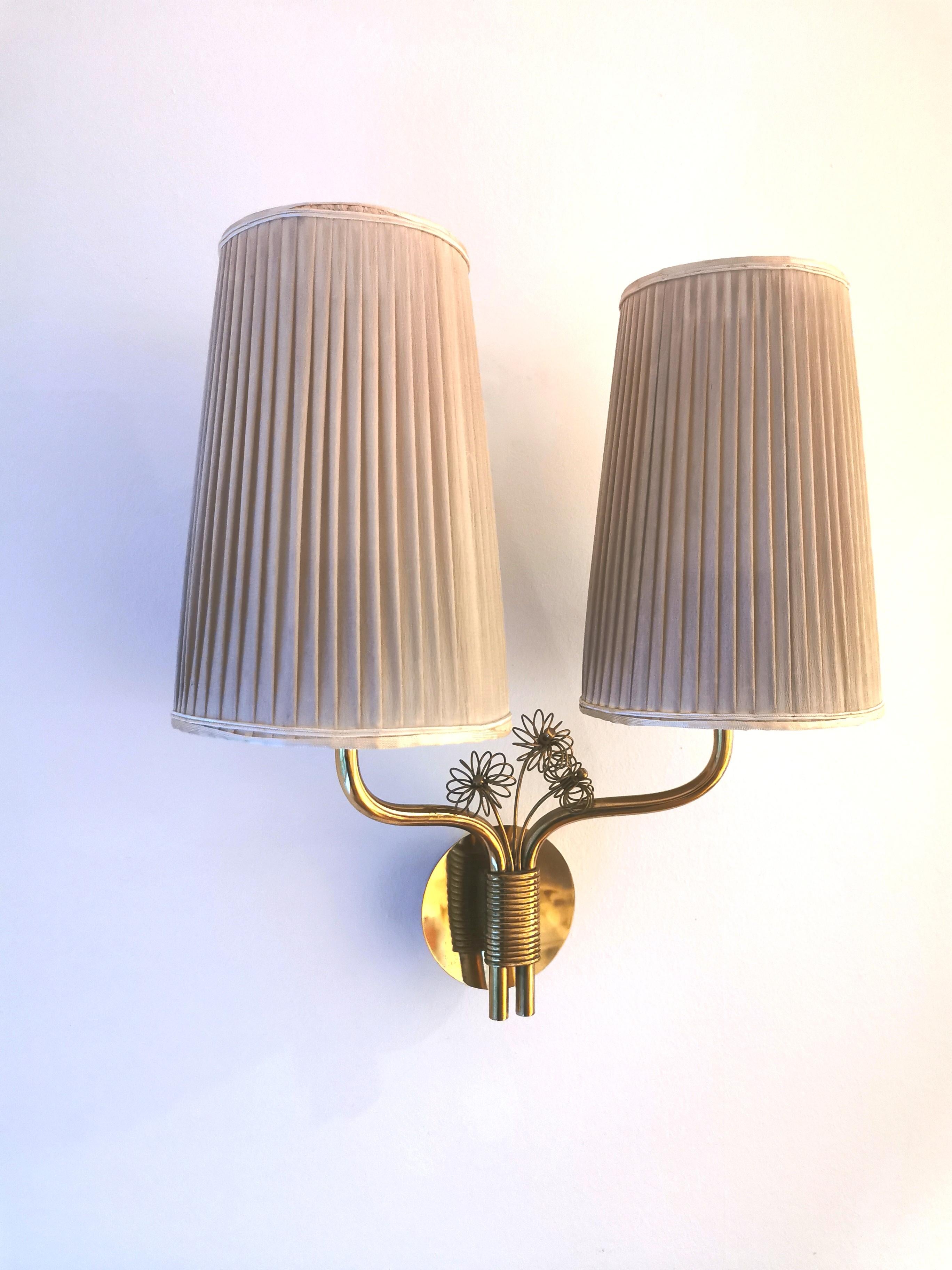 Rare wall light by Paavo Tynell.
Manufactured by Taito Oy, Helsinki, Finland. Light fixture impressed with manufacturer´s mark OY TAITO AB. 
Tubular brass, brass, original pleated silk shades in very good condition, glass.
Finland, 1950s.