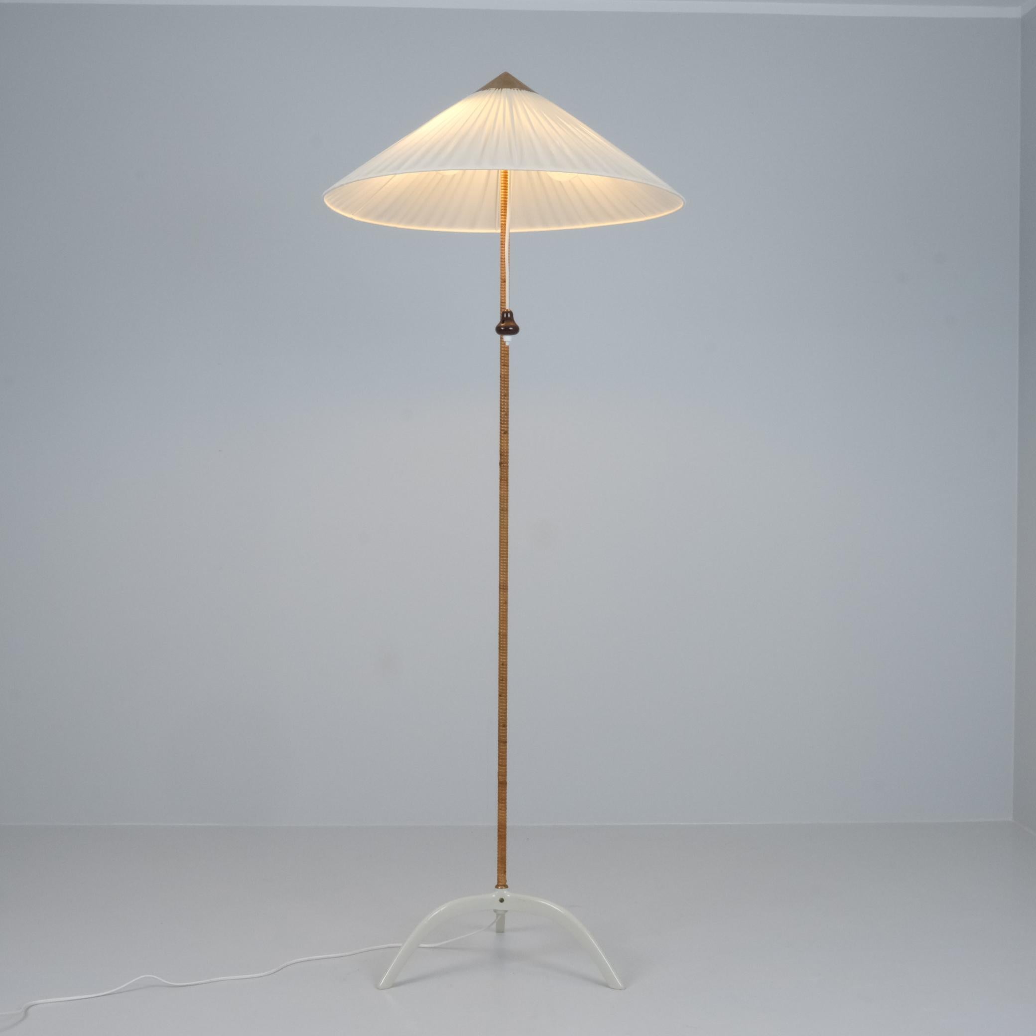 Lampada da terra con gamba Raven di Paavo Tynell, modello. 9615, Whiting con rattan, Taito Oy 1950s in vendita 3