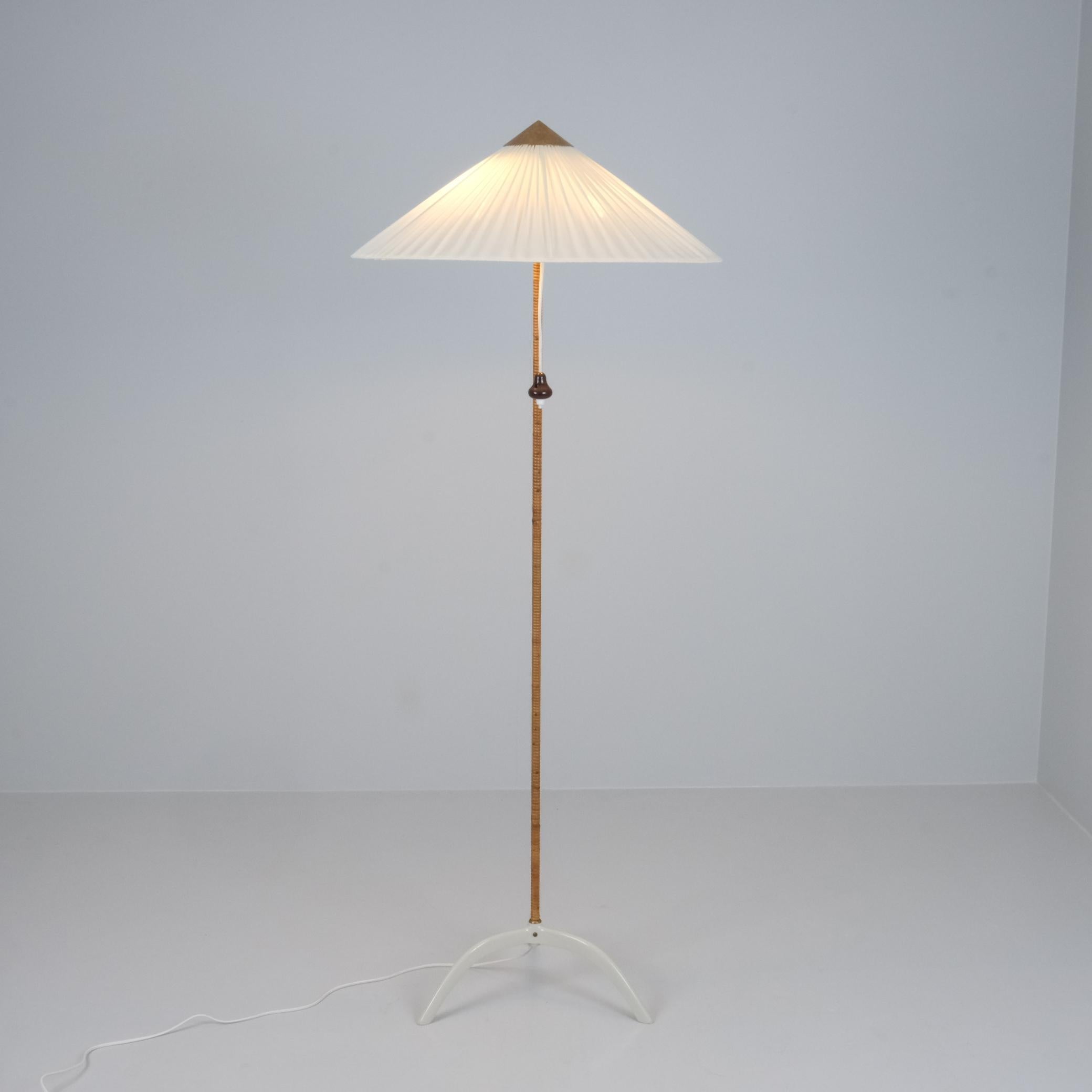 Una lampada da terra originale di Paavo Tynell (1890-1973) modello. 9615, prodotta da Taito Oy negli anni Cinquanta. Una bellissima lampada da terra con stelo in metallo laccato e rattan. Tutte le parti originali, ad eccezione del bellissimo