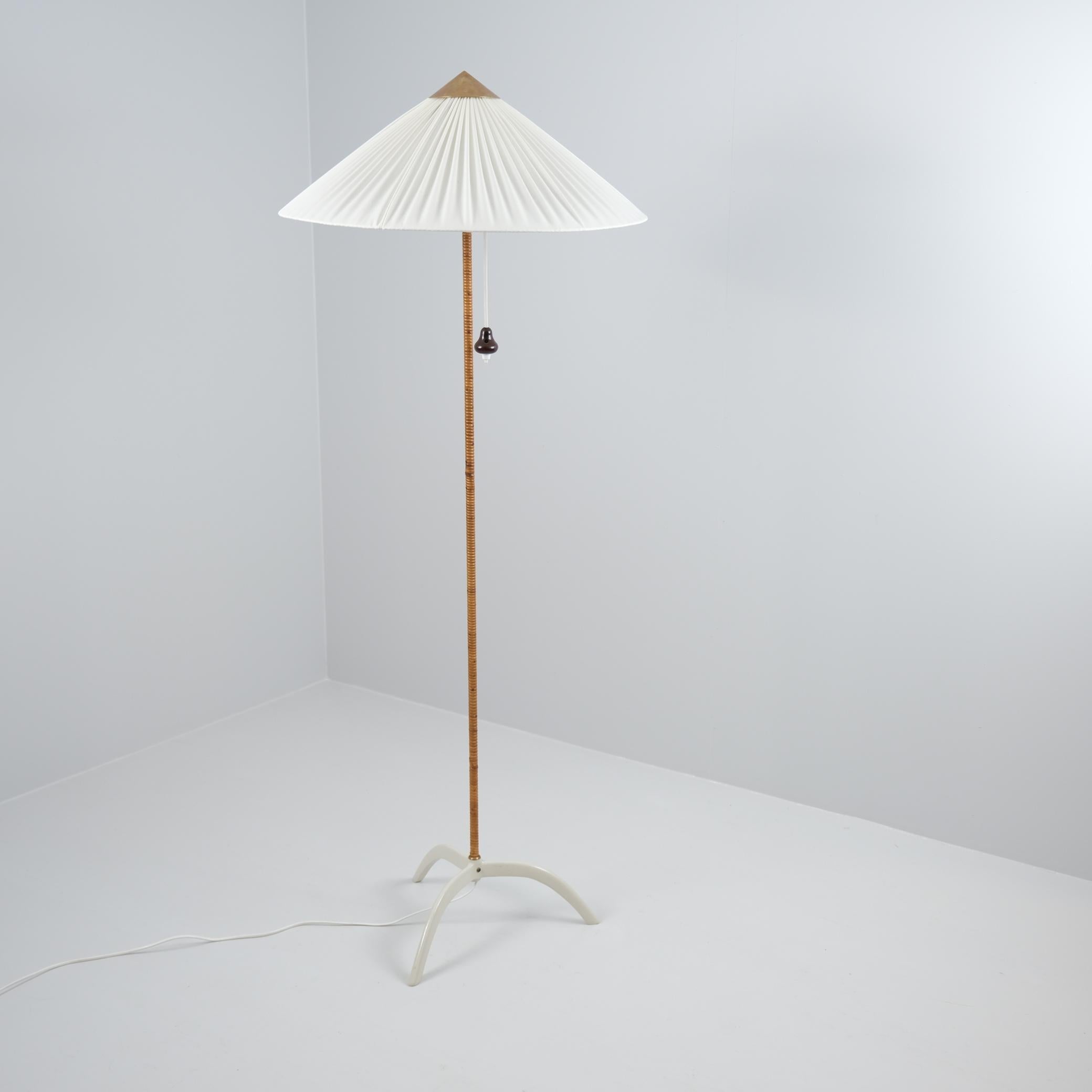Scandinavo moderno Lampada da terra con gamba Raven di Paavo Tynell, modello. 9615, Whiting con rattan, Taito Oy 1950s in vendita