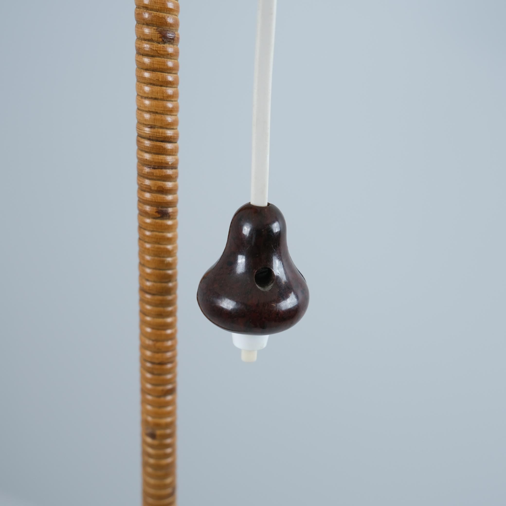 Finlandese Lampada da terra con gamba Raven di Paavo Tynell, modello. 9615, Whiting con rattan, Taito Oy 1950s in vendita