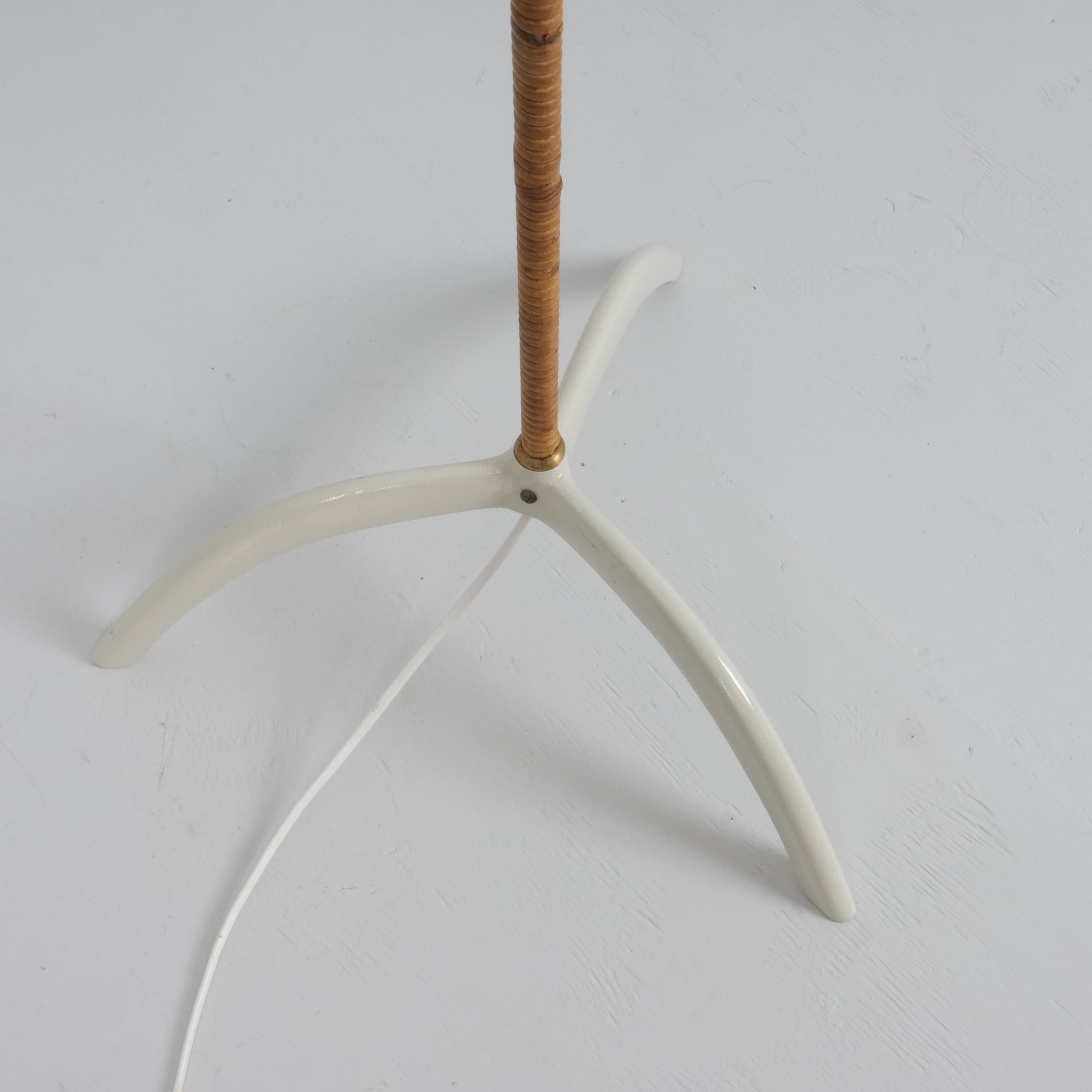 Metà XX secolo Lampada da terra con gamba Raven di Paavo Tynell, modello. 9615, Whiting con rattan, Taito Oy 1950s in vendita