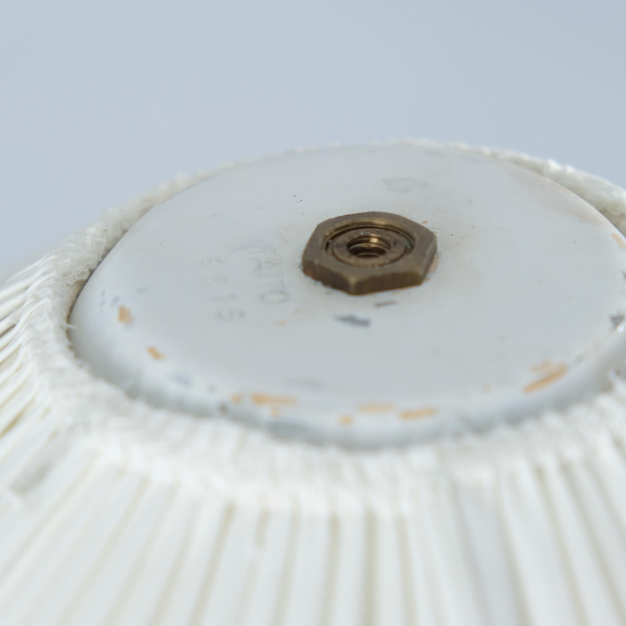 Lampada da terra con gamba Raven di Paavo Tynell, modello. 9615, Whiting con rattan, Taito Oy 1950s In condizioni buone in vendita a Helsinki, FI