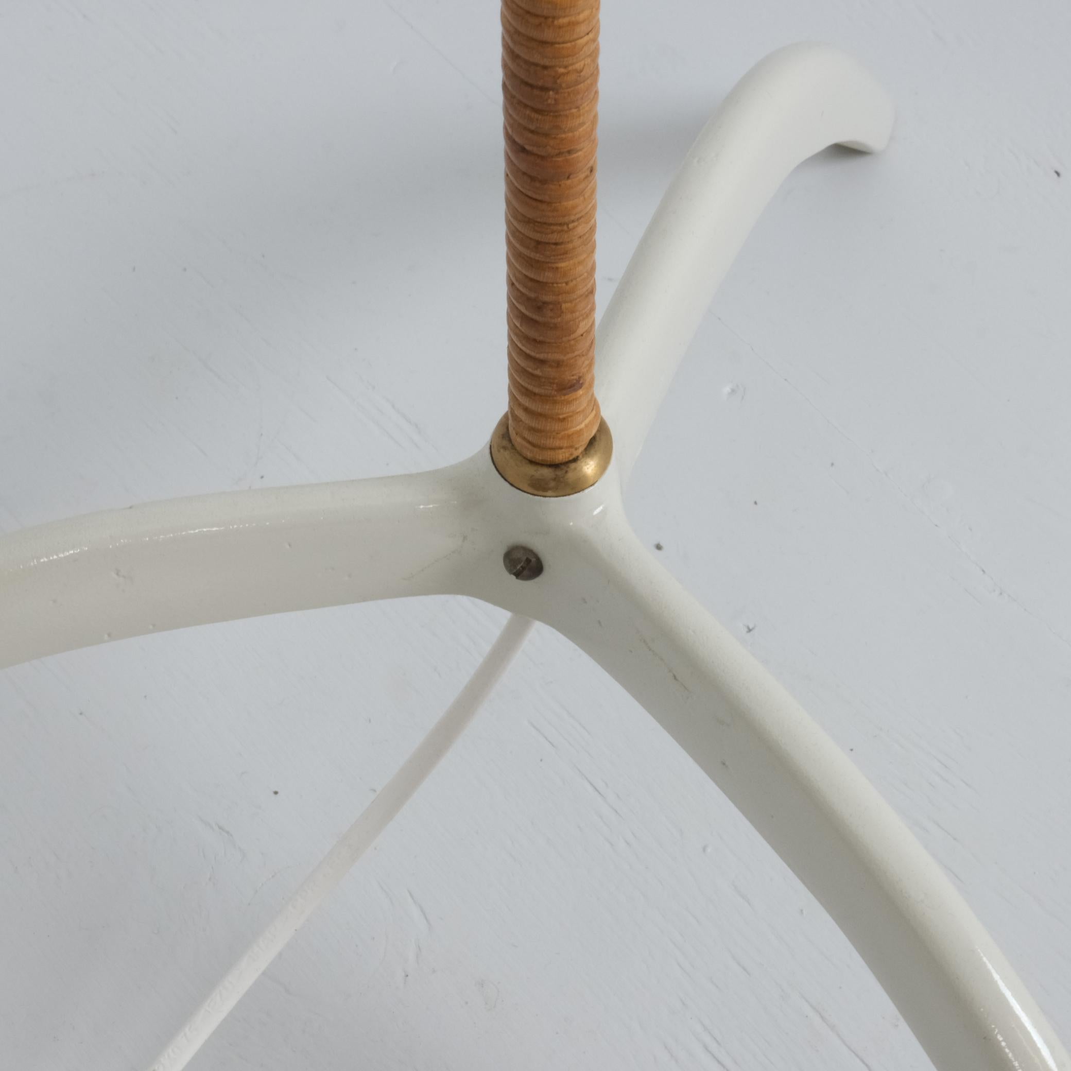 Ottone Lampada da terra con gamba Raven di Paavo Tynell, modello. 9615, Whiting con rattan, Taito Oy 1950s in vendita