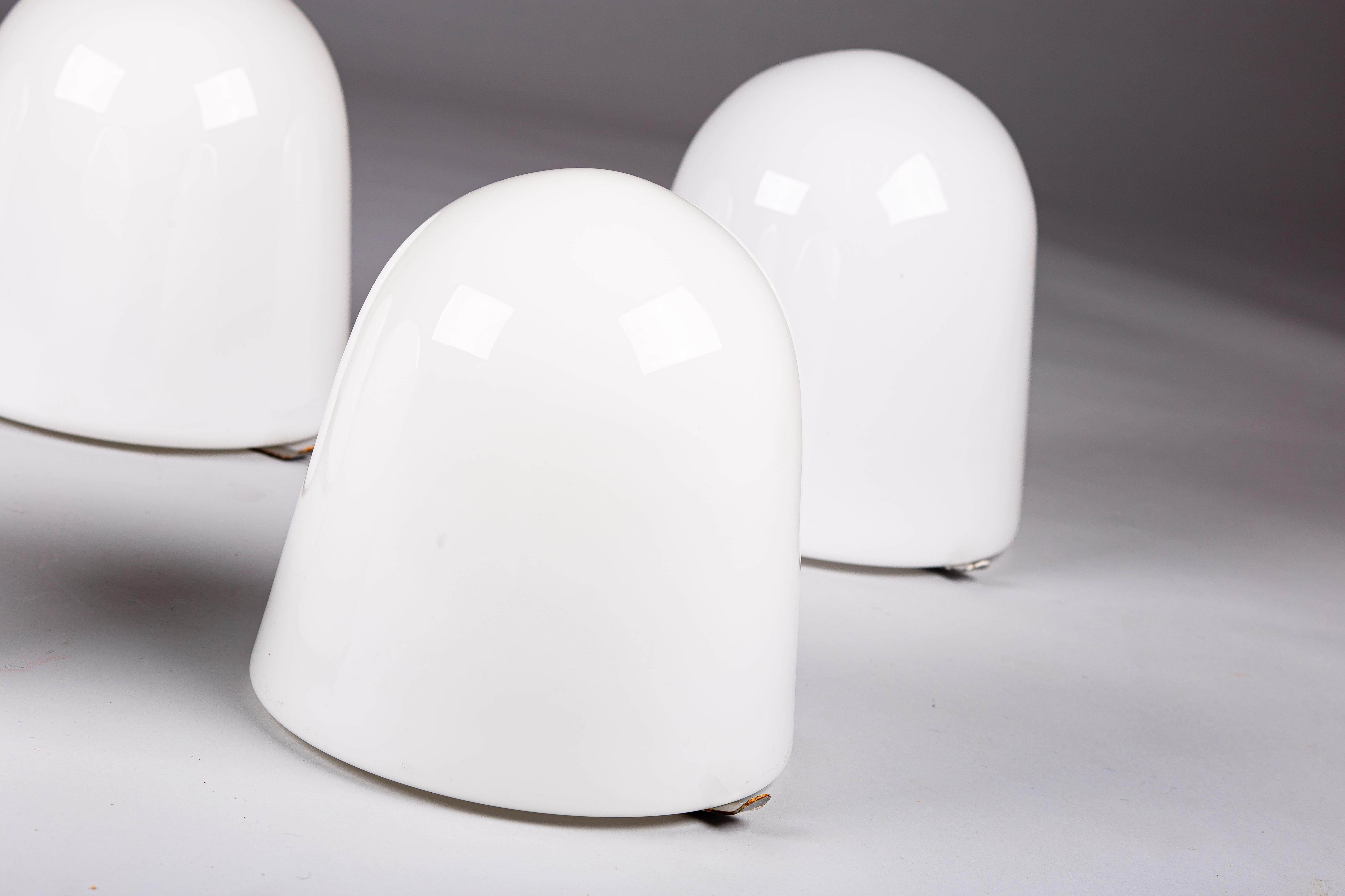 Paavo Tynell, ensemble de montures encastrées en verre opalin modernes du milieu du siècle dernier pour Idman Oy en vente 4