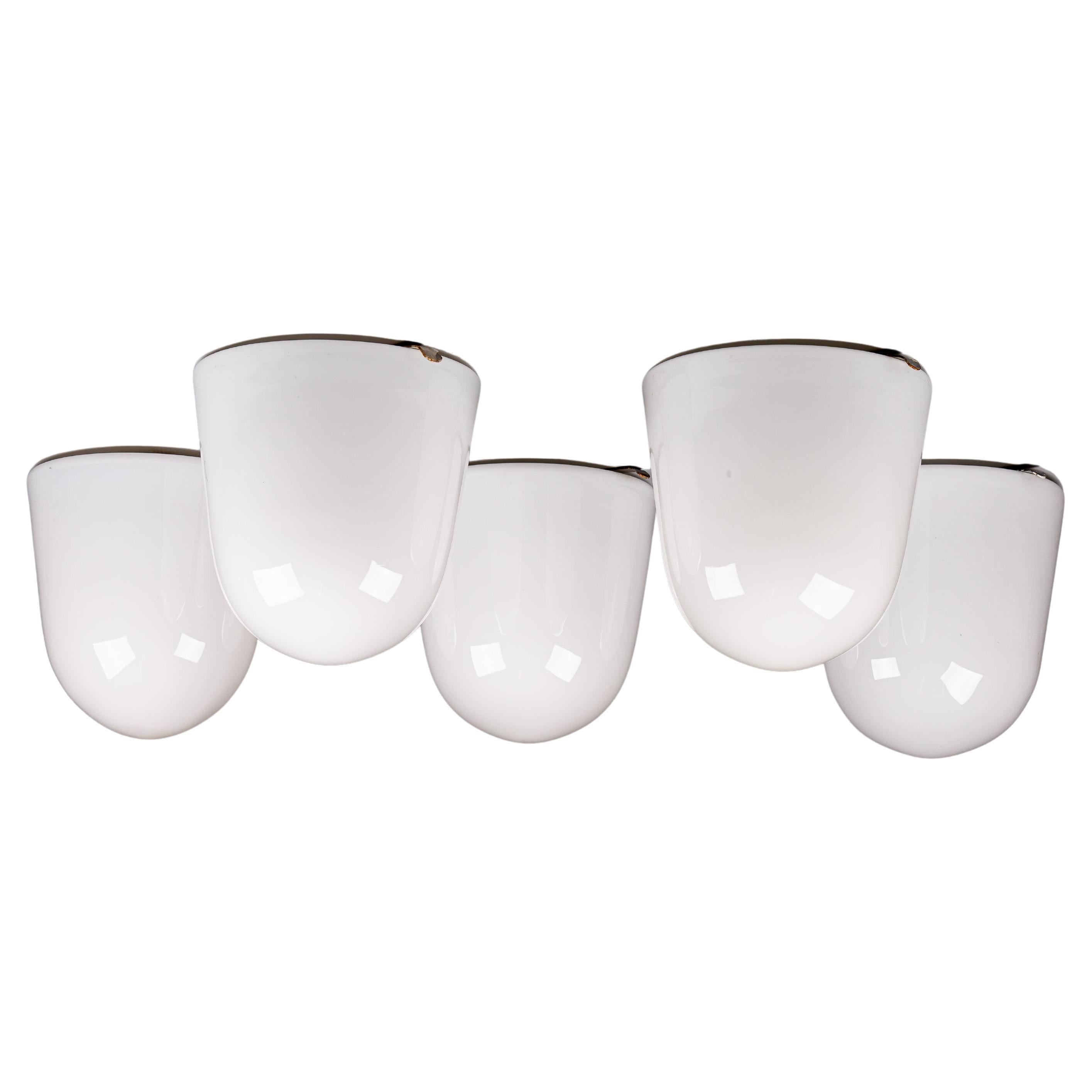 Découvrez l'allure de l'élégance scandinave du milieu du siècle avec cet ensemble exquis de montures encastrées en verre opalin des années 1950, réalisées par le célèbre Paavo Tynell pour Idman Oy. Ces plafonniers incarnent la beauté intemporelle et