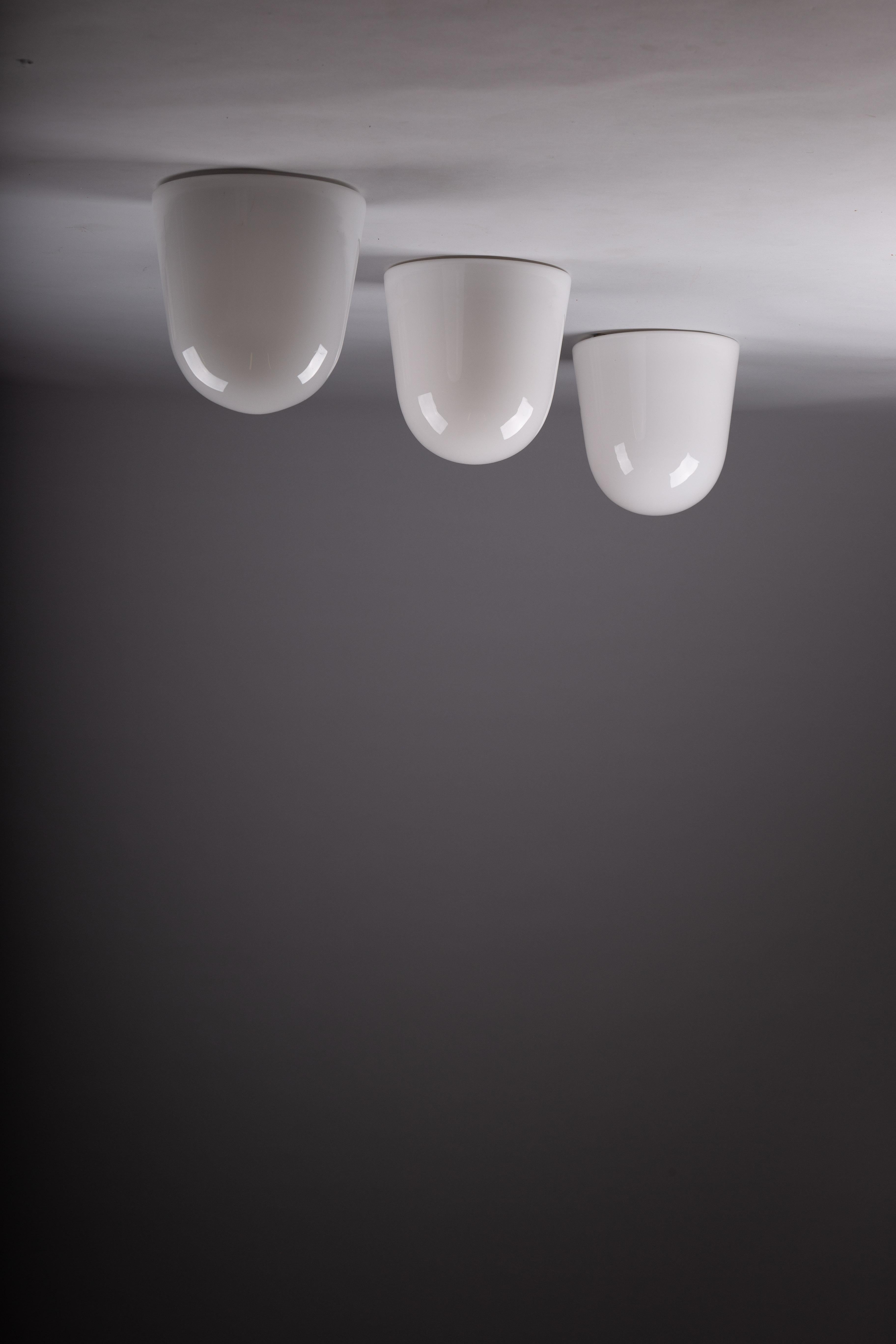 Mid-Century Modern Paavo Tynell, ensemble de montures encastrées en verre opalin modernes du milieu du siècle dernier pour Idman Oy en vente