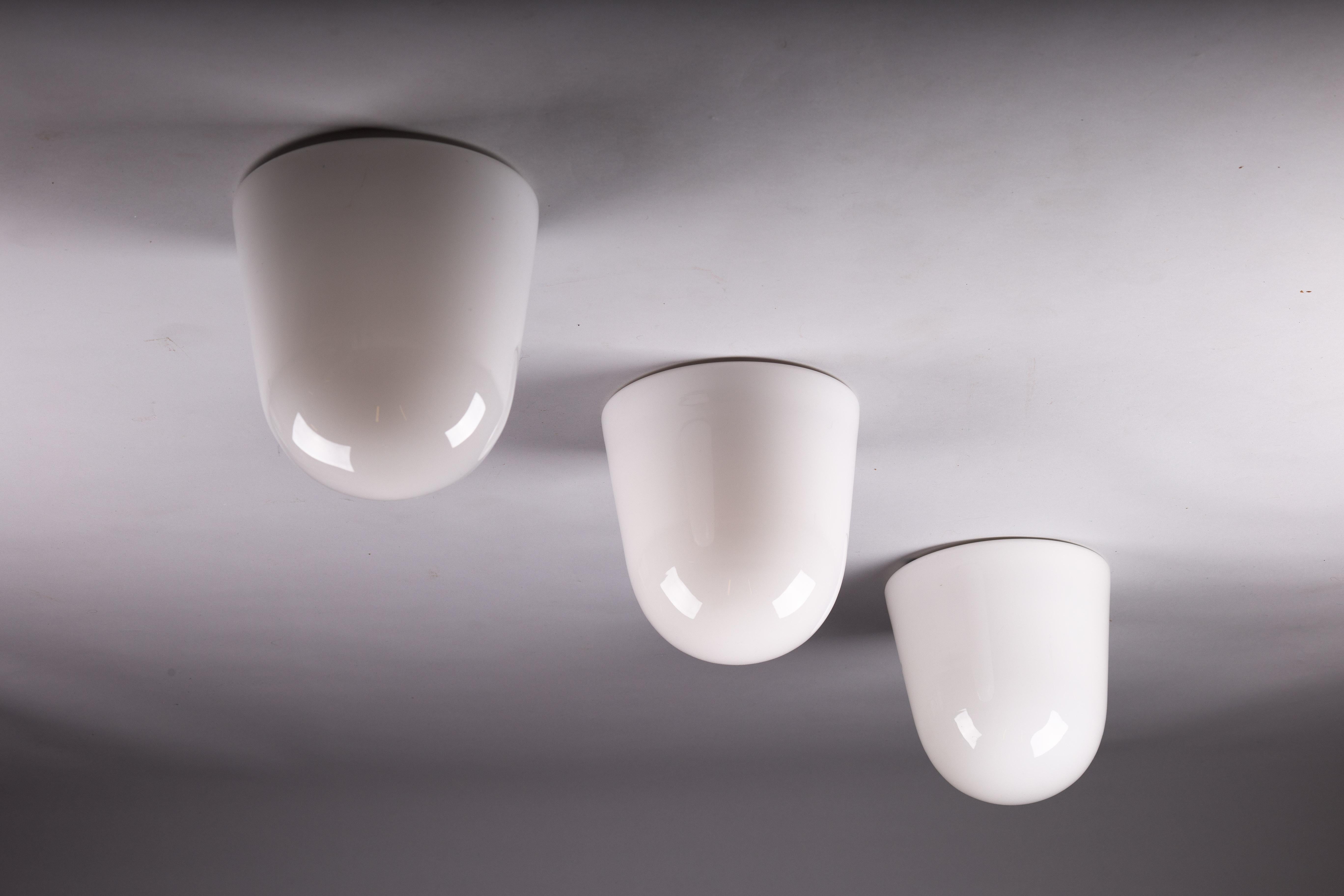 Finlandais Paavo Tynell, ensemble de montures encastrées en verre opalin modernes du milieu du siècle dernier pour Idman Oy en vente