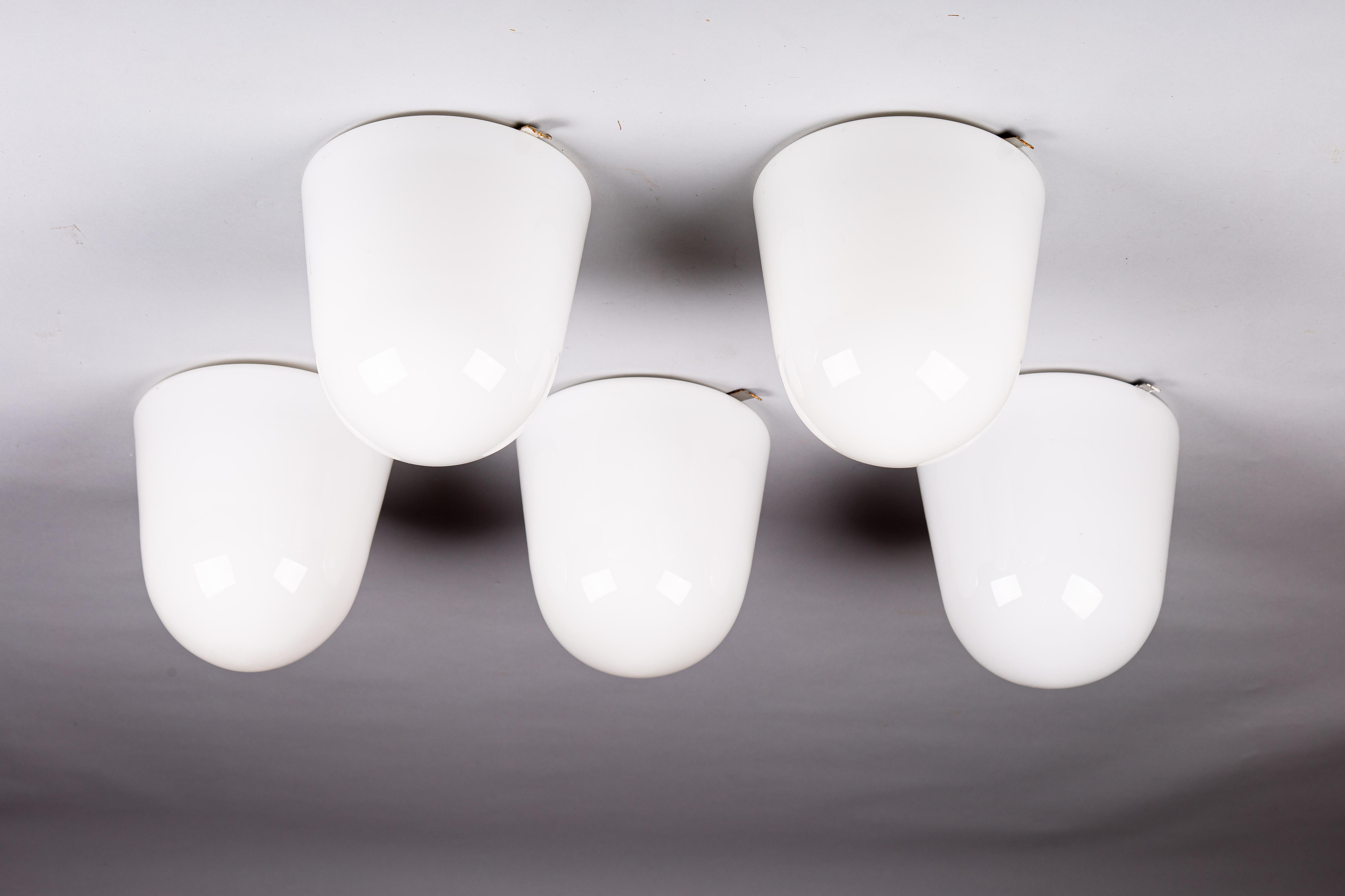 Peint Paavo Tynell, ensemble de montures encastrées en verre opalin modernes du milieu du siècle dernier pour Idman Oy en vente
