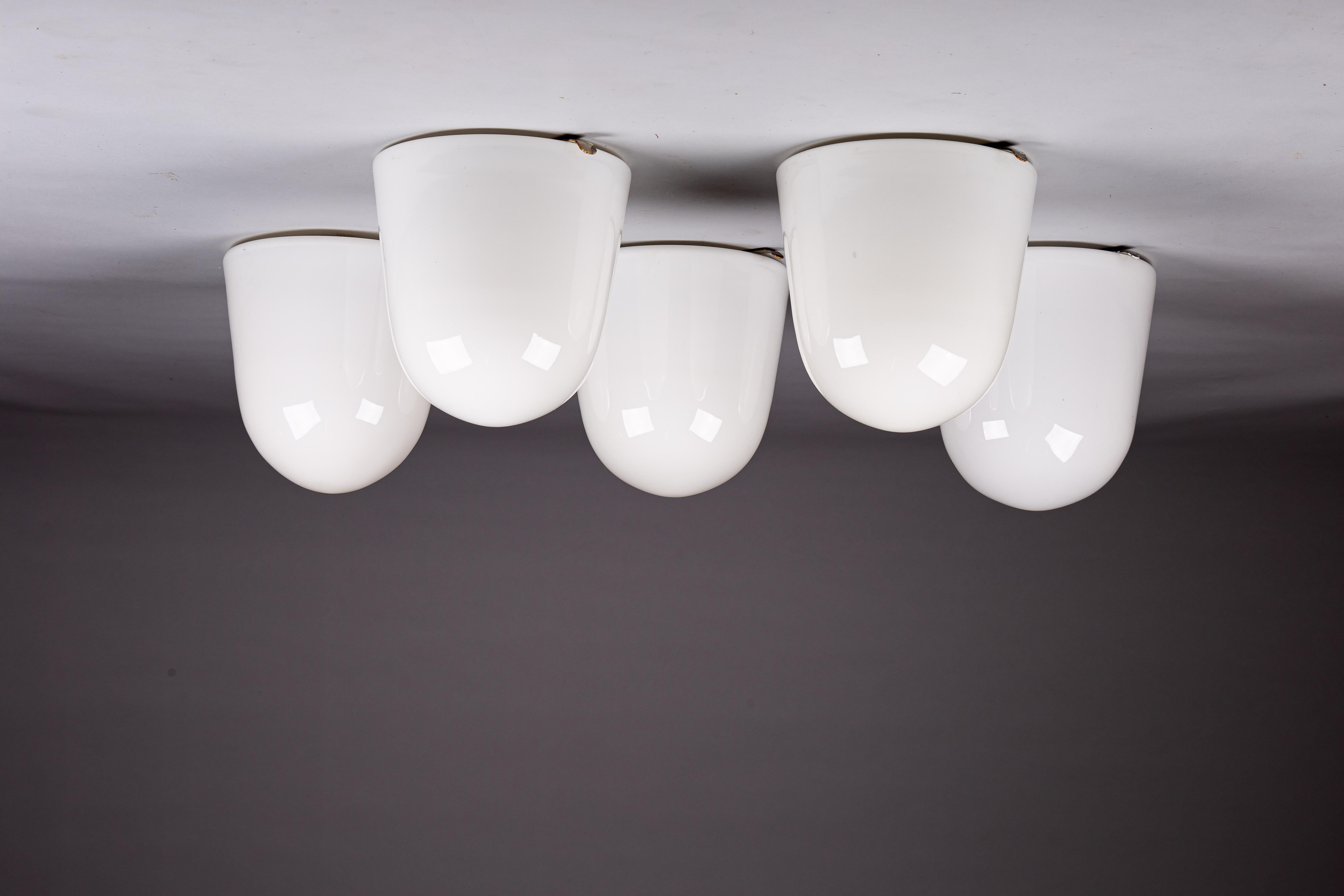 Paavo Tynell, ensemble de montures encastrées en verre opalin modernes du milieu du siècle dernier pour Idman Oy Bon état - En vente à Turku, Varsinais-Suomi