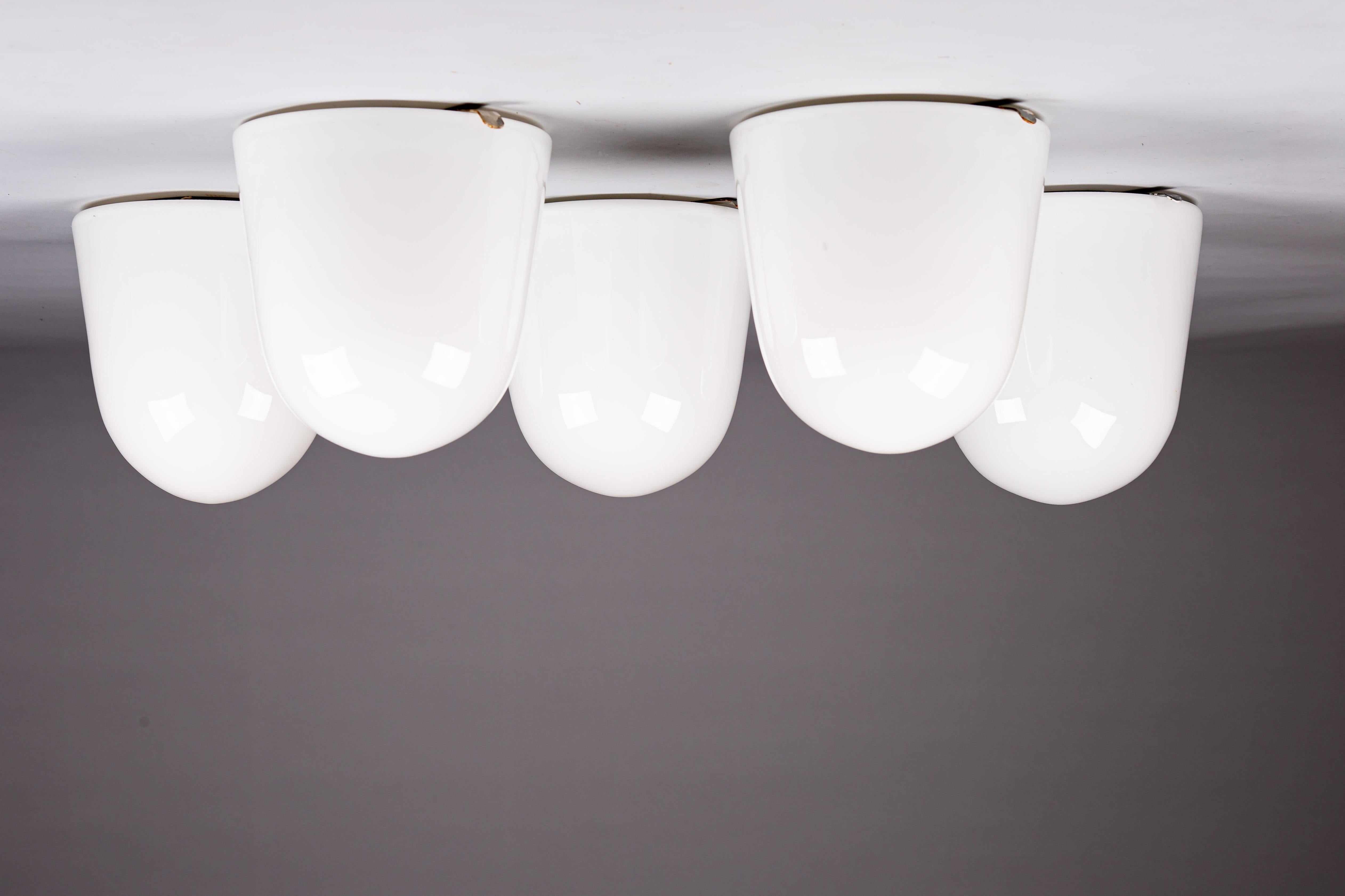 20ième siècle Paavo Tynell, ensemble de montures encastrées en verre opalin modernes du milieu du siècle dernier pour Idman Oy en vente
