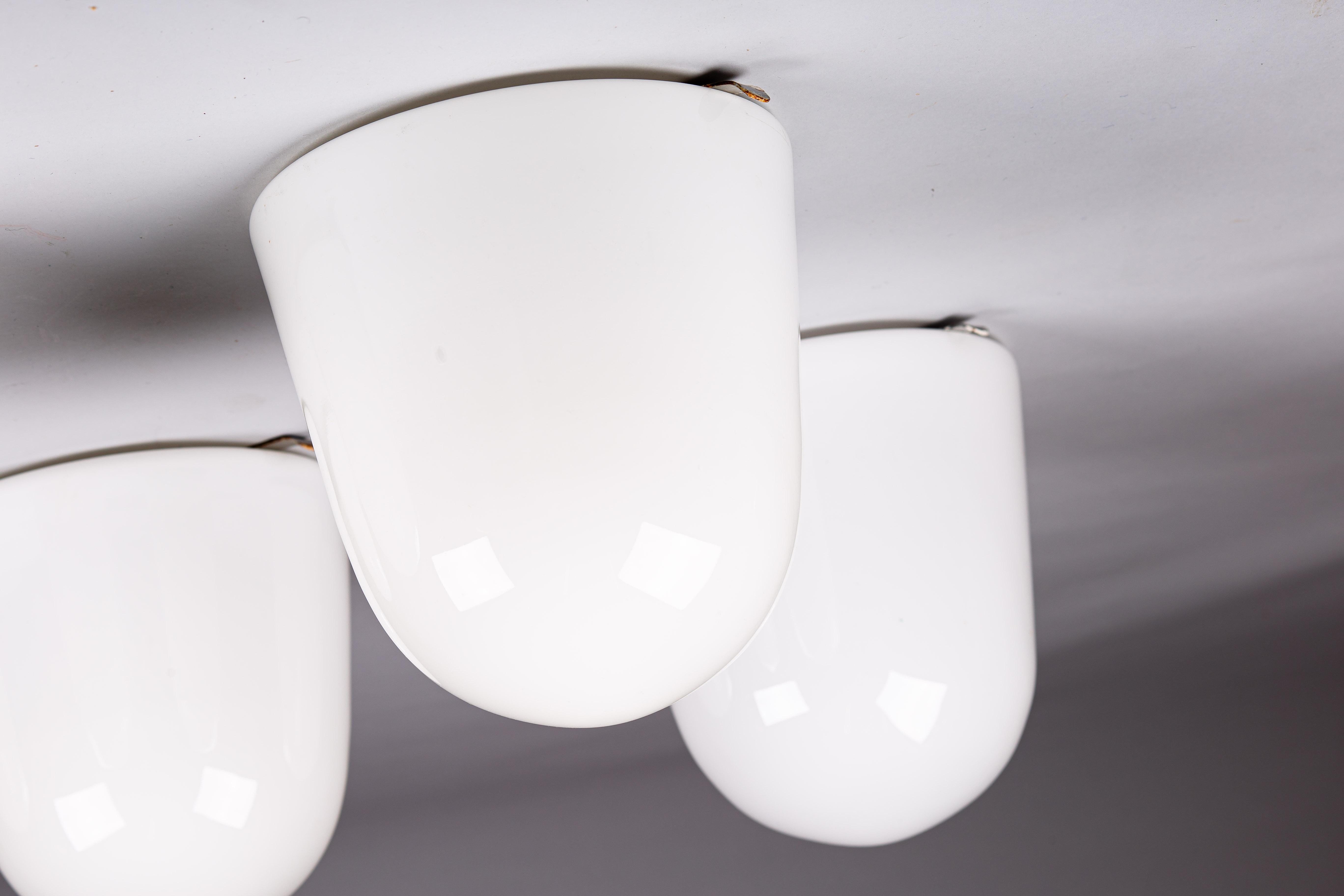 Métal Paavo Tynell, ensemble de montures encastrées en verre opalin modernes du milieu du siècle dernier pour Idman Oy en vente