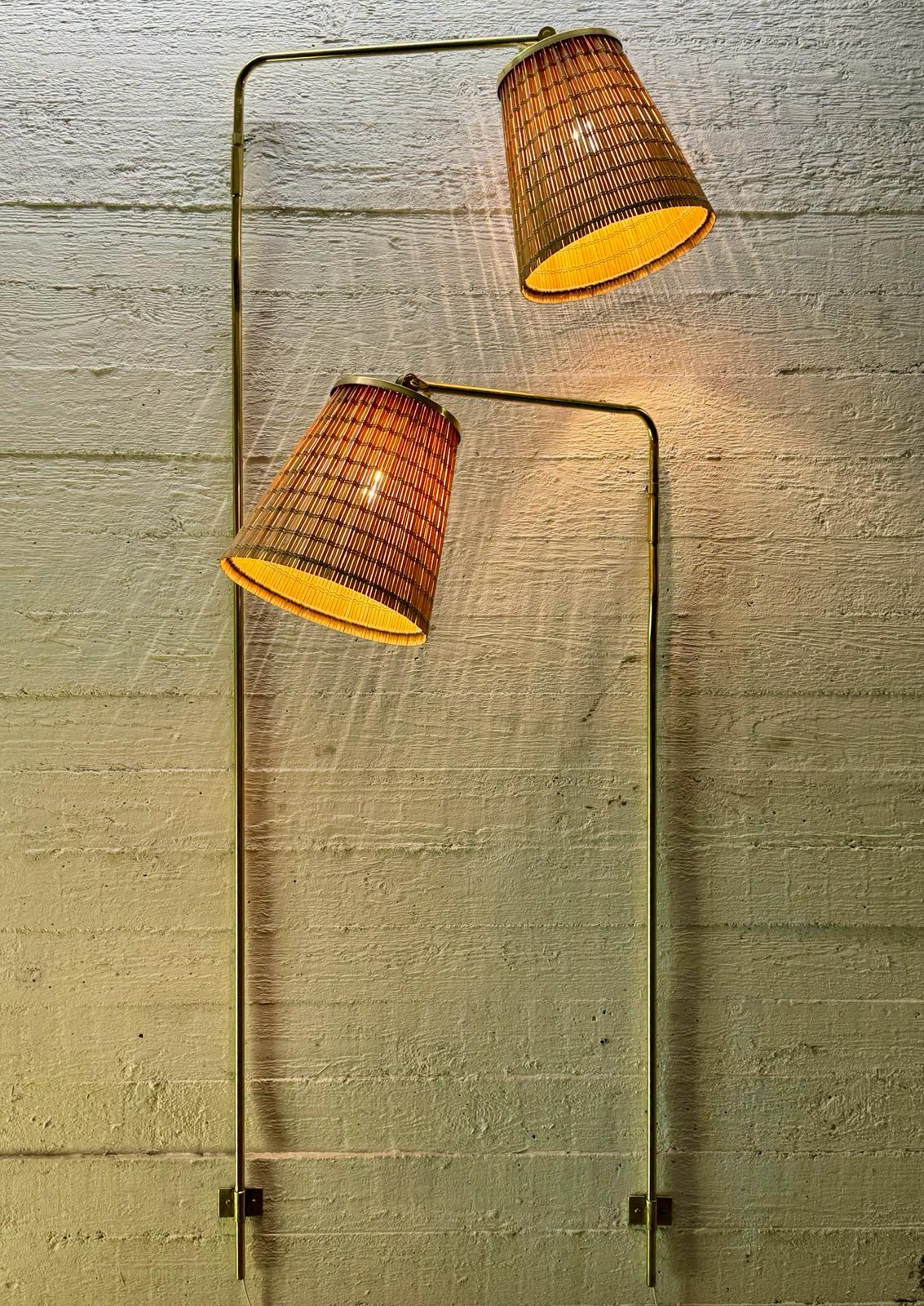 Ensemble de rares appliques murales faites sur mesure, designées par Paavo Tynight, fabriquées par Taito Oy, années 1940. Structure en laiton, abat-jour en bois. L'abat-jour et le cadre sont réversibles. Les lumières varient en taille. Bon état
